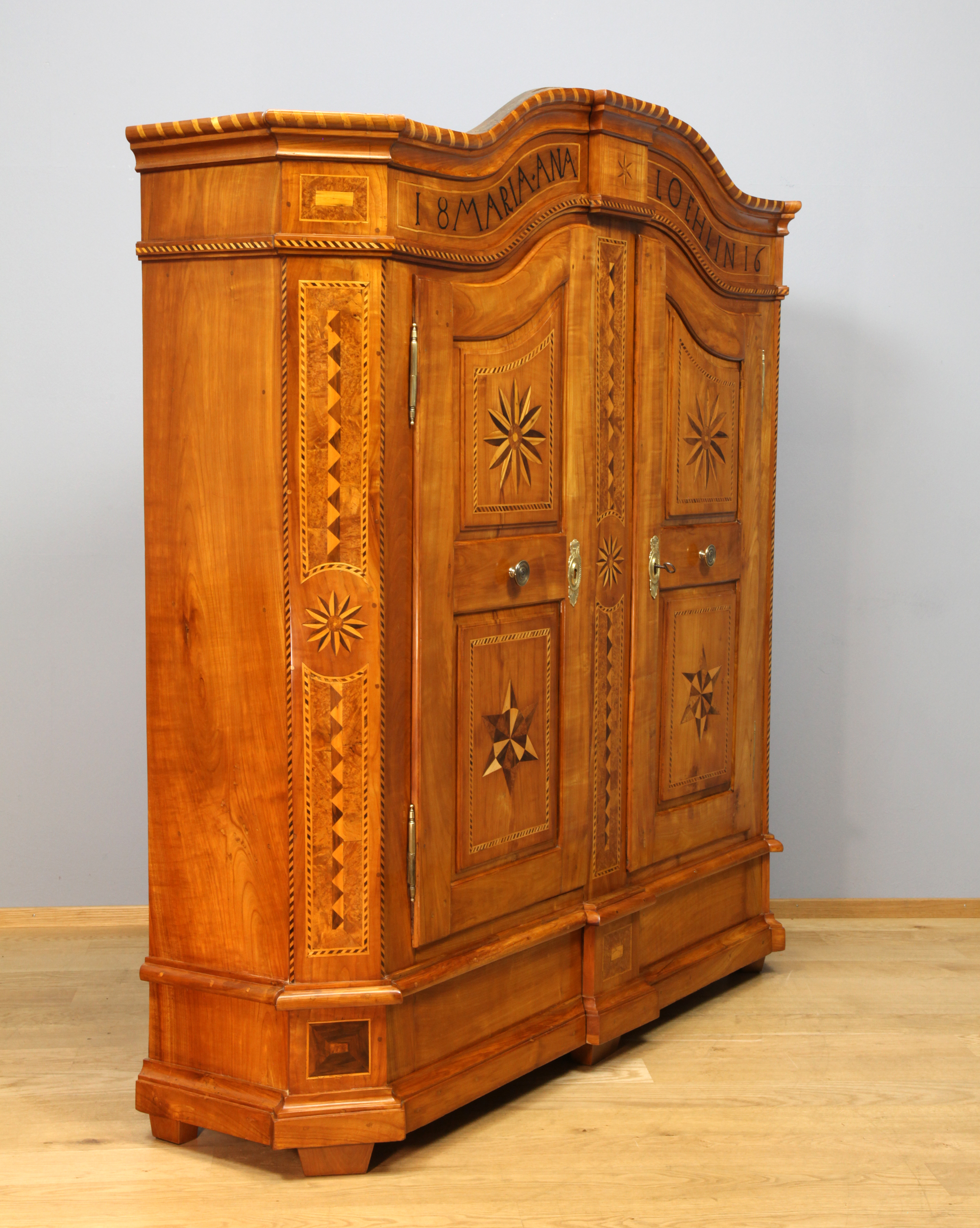 Bodenseeschrank aus Kirschbaum mit Intarsien, datiert 1816