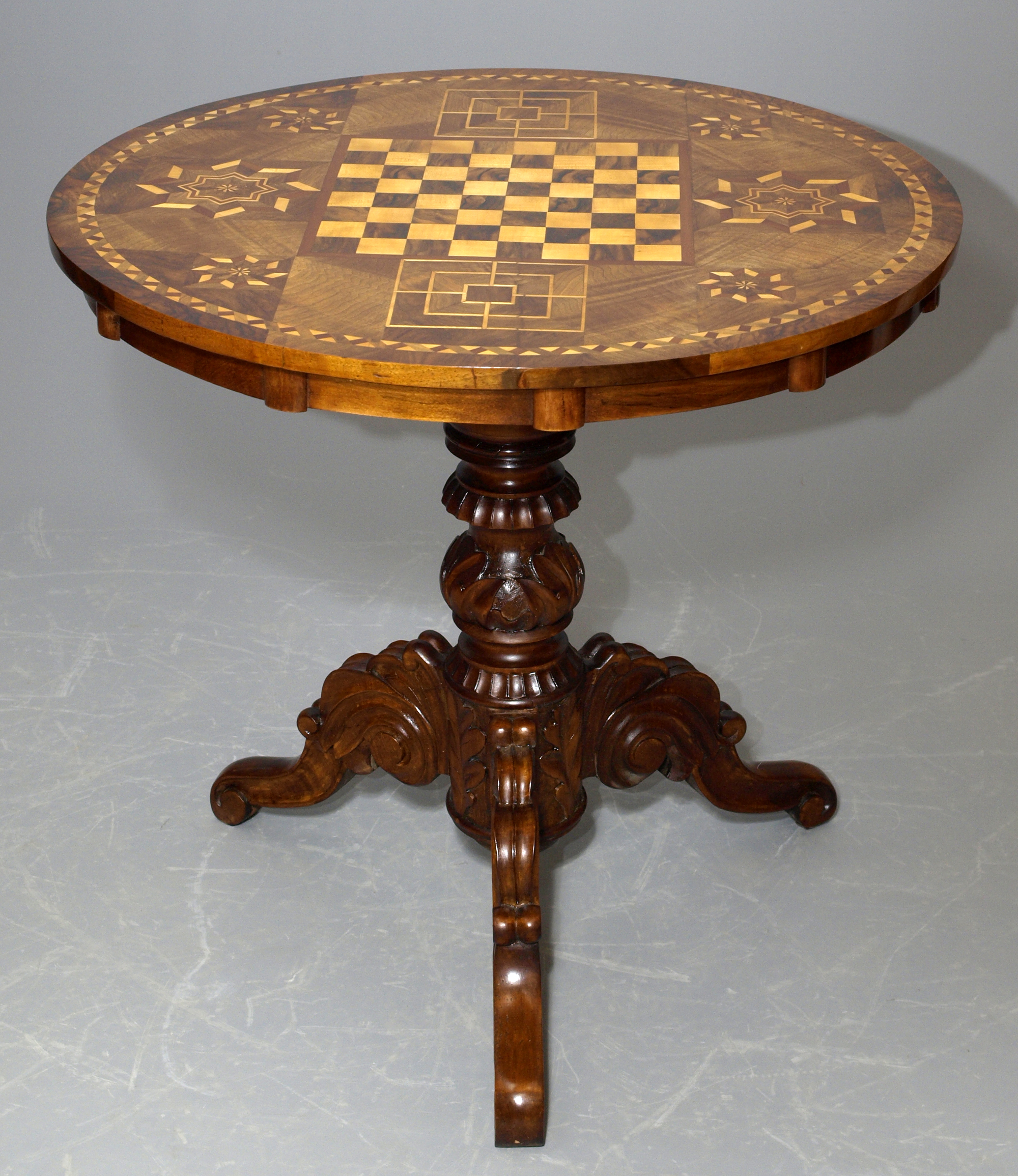 Antiker Spieltisch mit Schach und Mühle