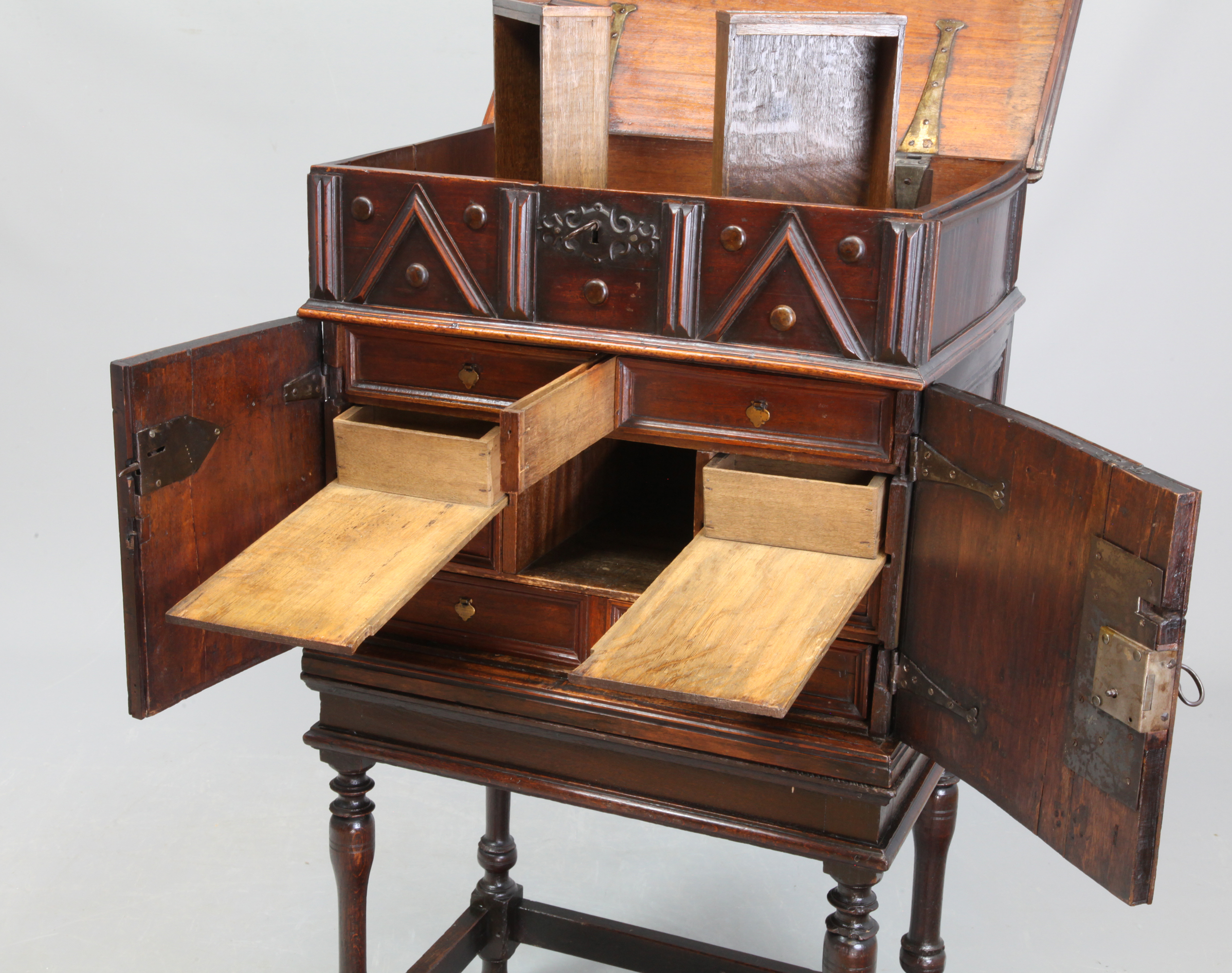 Zierliches Kabinettmöbel, sog. Vargueño aus Spanien, mit Geheimfächern, 2-teilig, von 1650