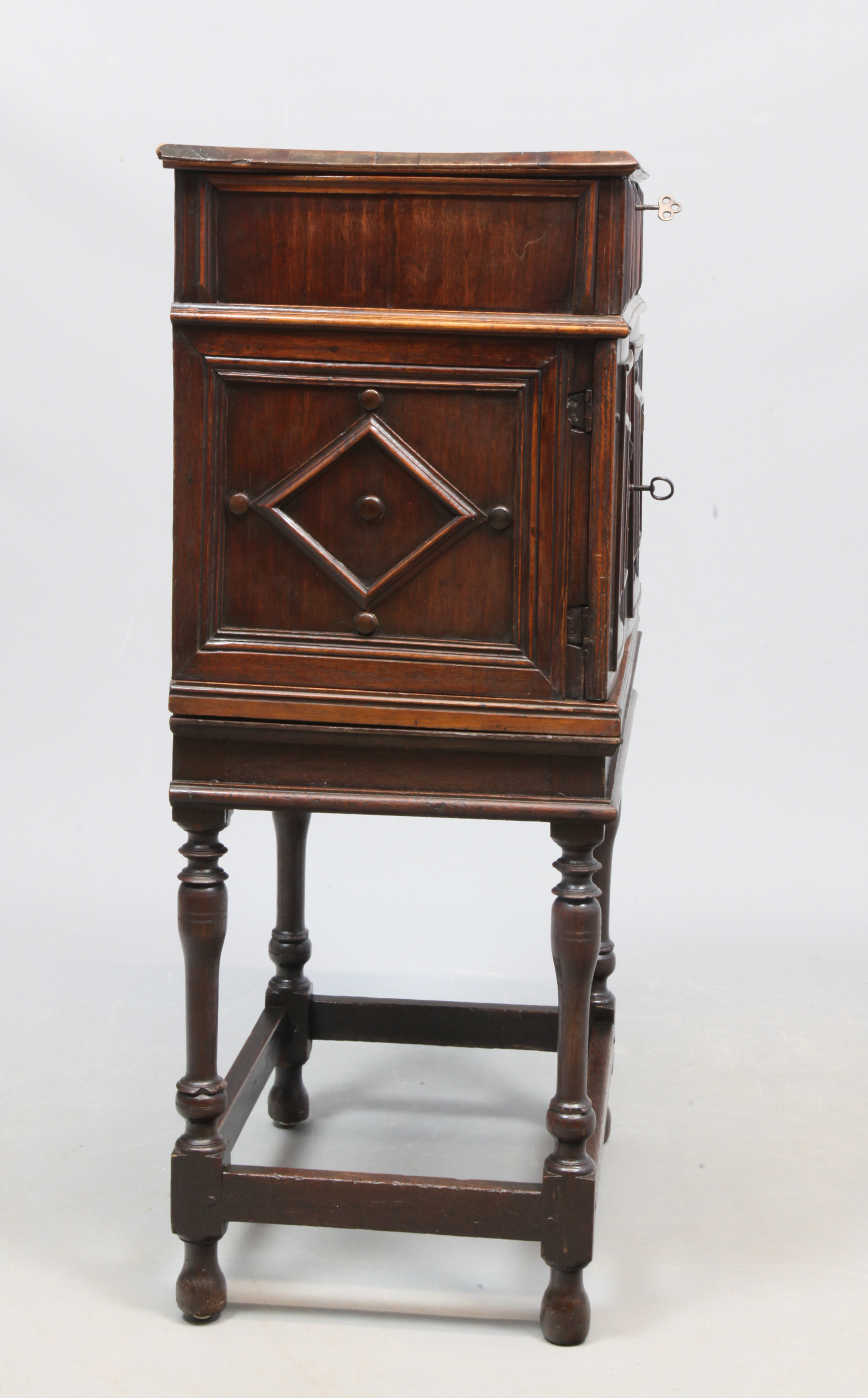 Zierliches Kabinettmöbel, sog. Vargueño aus Spanien, mit Geheimfächern, 2-teilig, von 1650