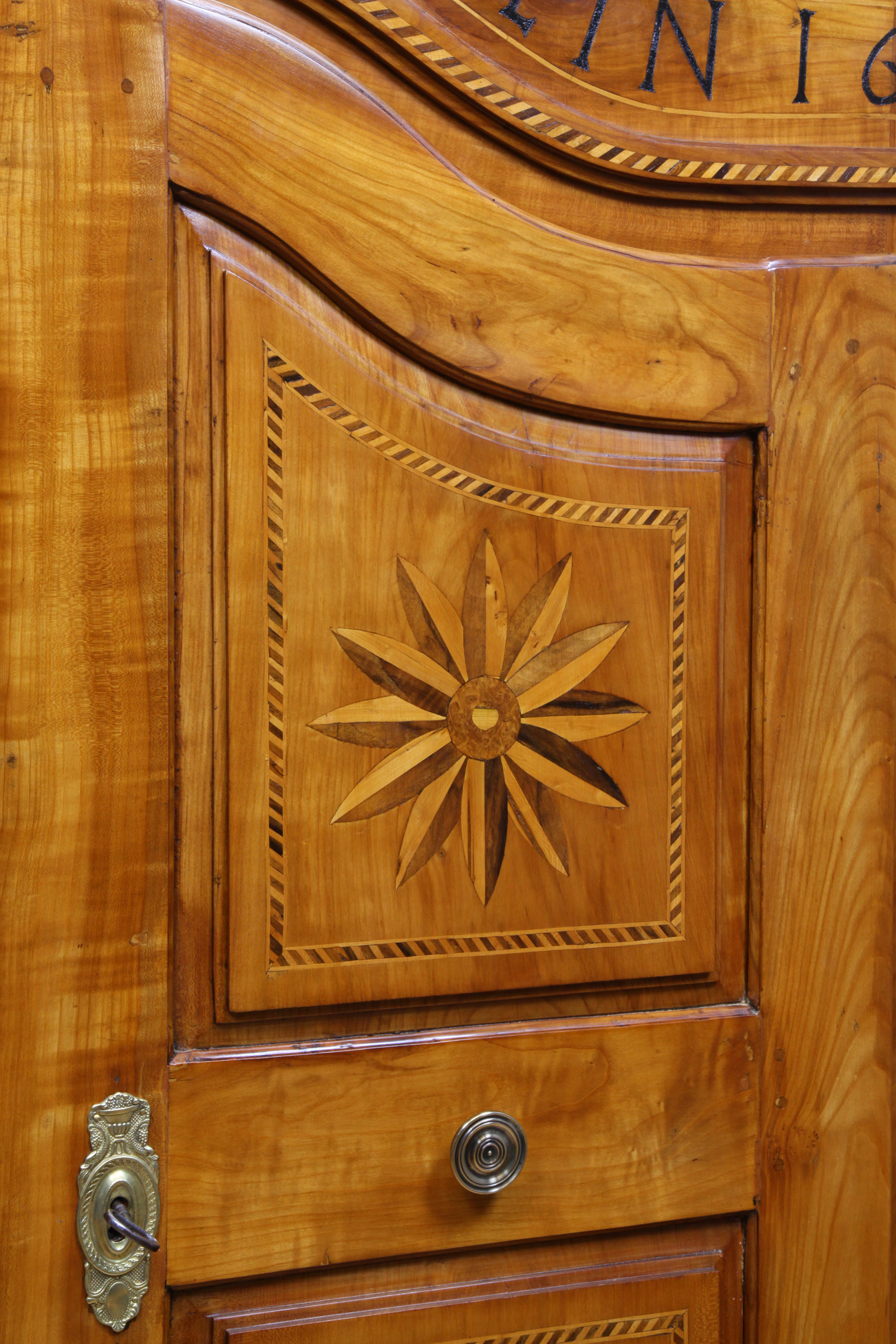 Bodenseeschrank aus Kirschbaum mit Intarsien, datiert 1816