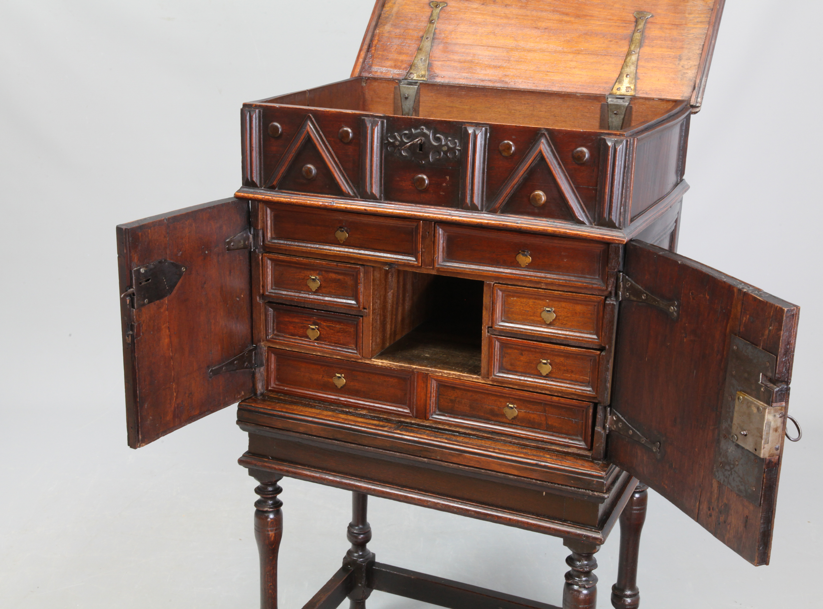 Zierliches Kabinettmöbel, sog. Vargueño aus Spanien, mit Geheimfächern, 2-teilig, von 1650