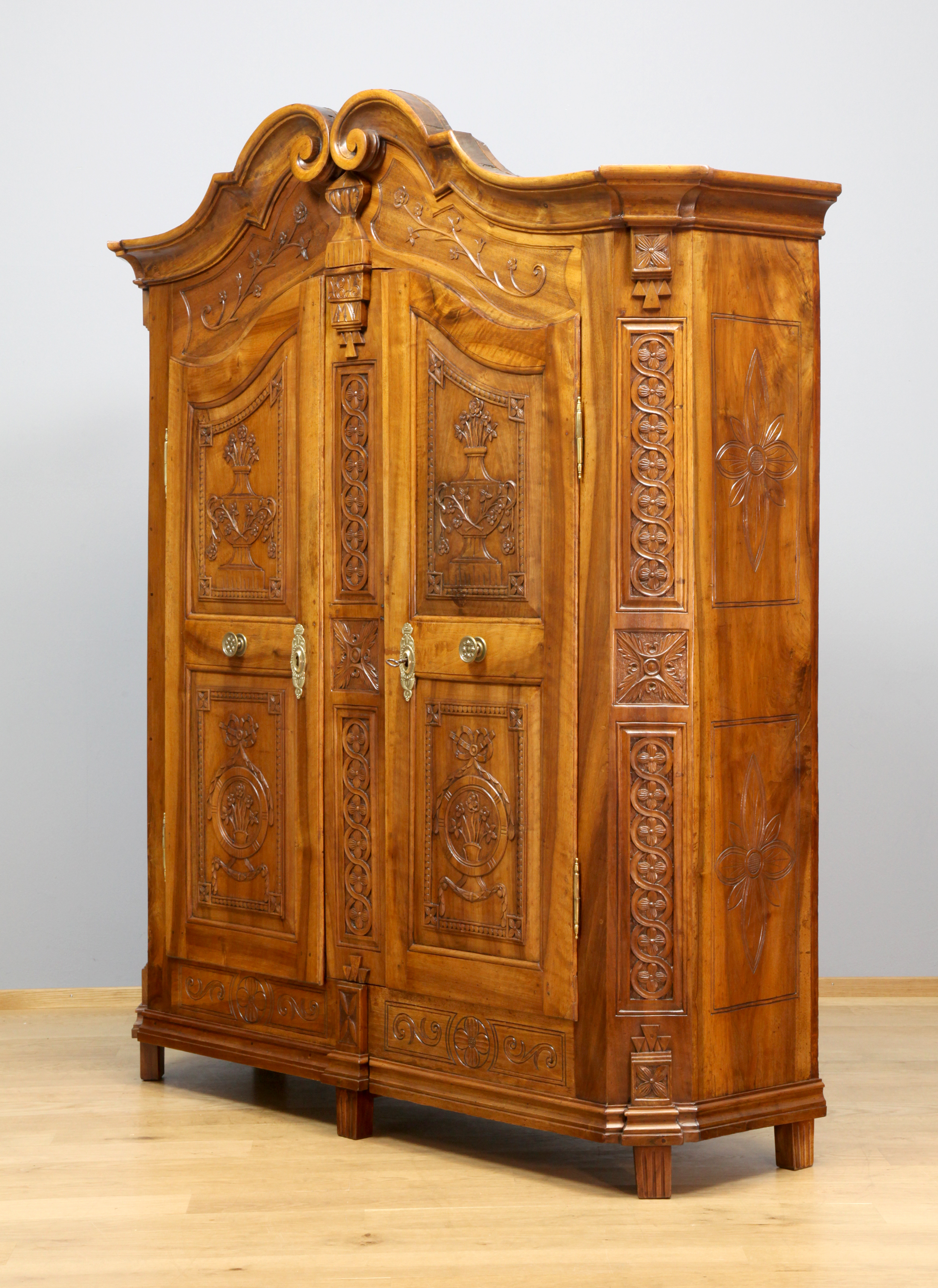 Bodenseeschrank aus Nussbaum, "Salemer Schrank", datiert 1815
