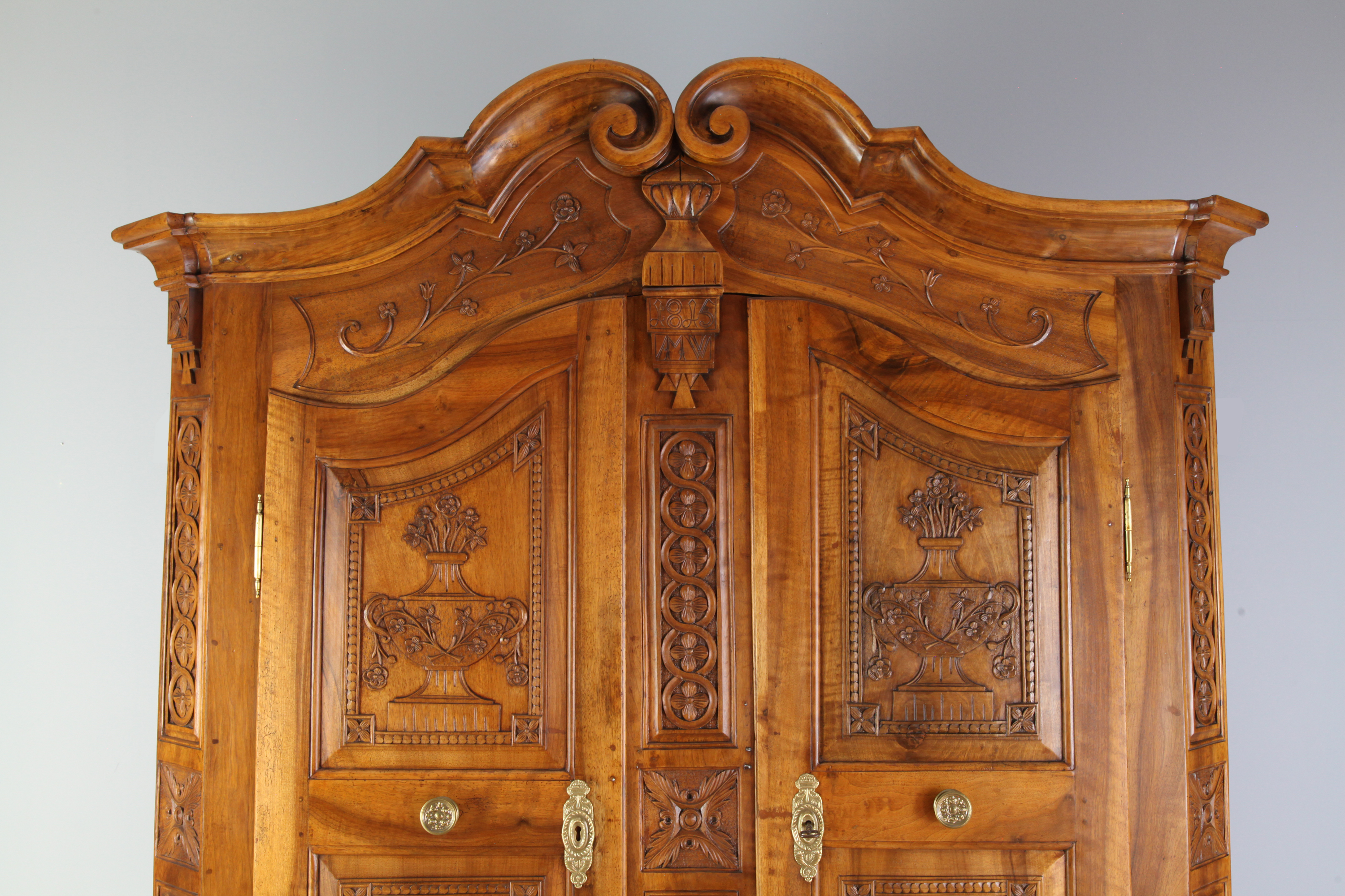 Bodenseeschrank aus Nussbaum, "Salemer Schrank", datiert 1815 Bodenseeschrank aus Nussbaum, "Salemer Schrank", datiert 1815