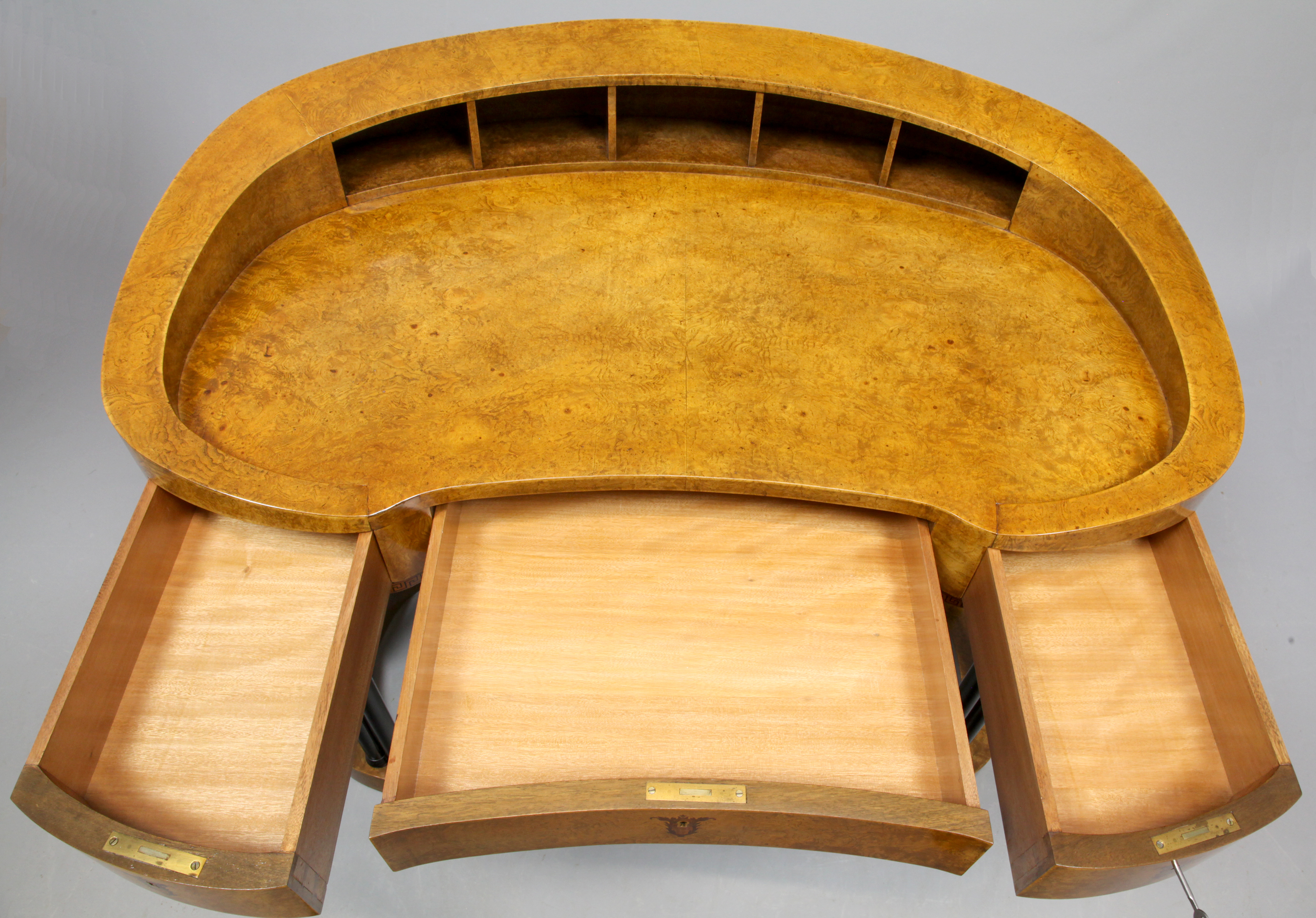 Nierenförmiger Damenschreibtisch mit 22 ebonisierten Säulen, freistellbar, von ca. 1910
