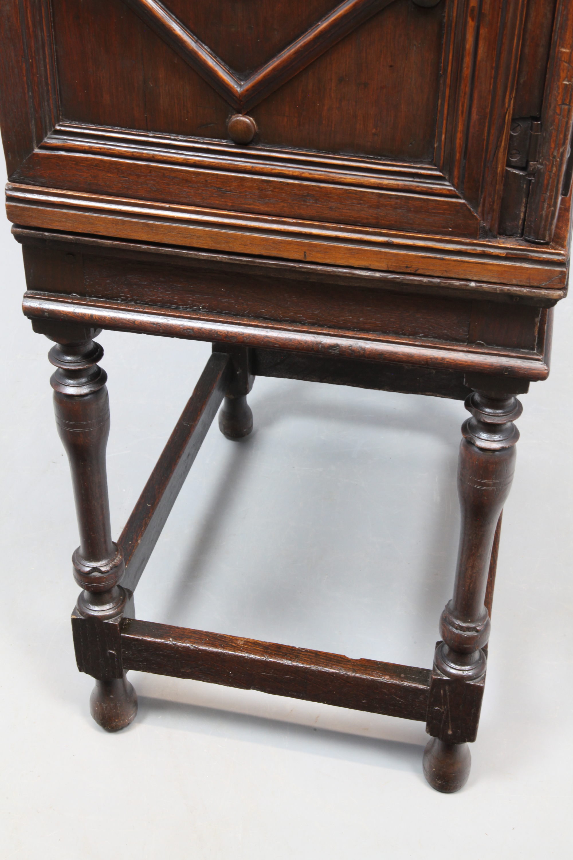 Zierliches Kabinettmöbel, sog. Vargueño aus Spanien, mit Geheimfächern, 2-teilig, von 1650