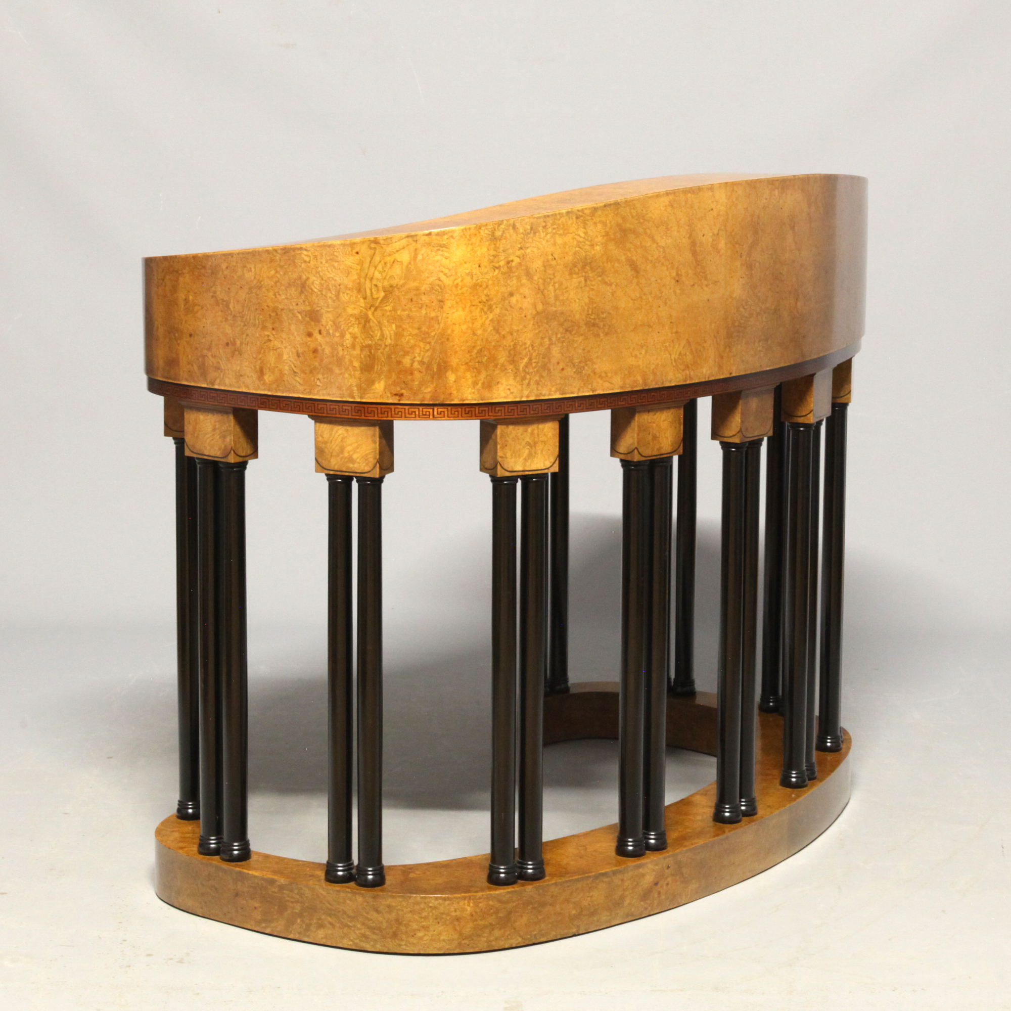 Nierenförmiger Damenschreibtisch mit 22 ebonisierten Säulen, freistellbar, von ca. 1910