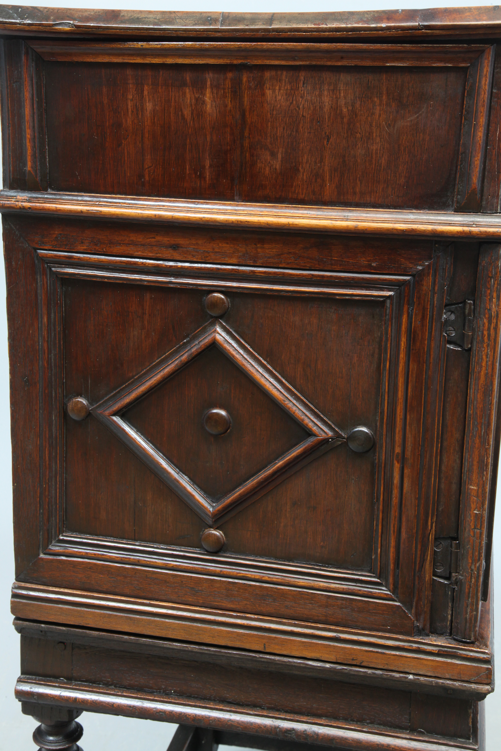 Zierliches Kabinettmöbel, sog. Vargueño aus Spanien, mit Geheimfächern, 2-teilig, von 1650