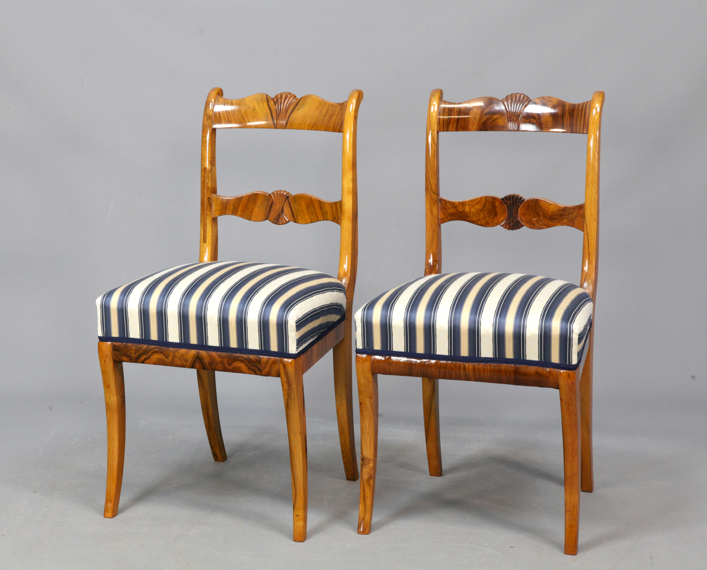Restauriertes Stuhlpaar aus Nussbaum, mit gepolsterter Sitzfläche, Spätbiedermeier um 1835