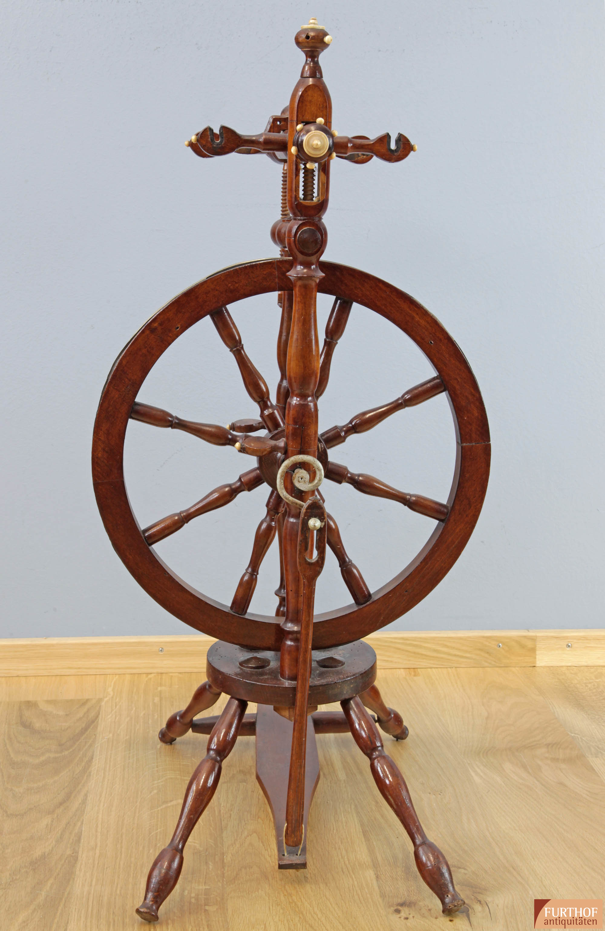 Antikes Spinnrad mit Verzierungen aus Messing und Bein