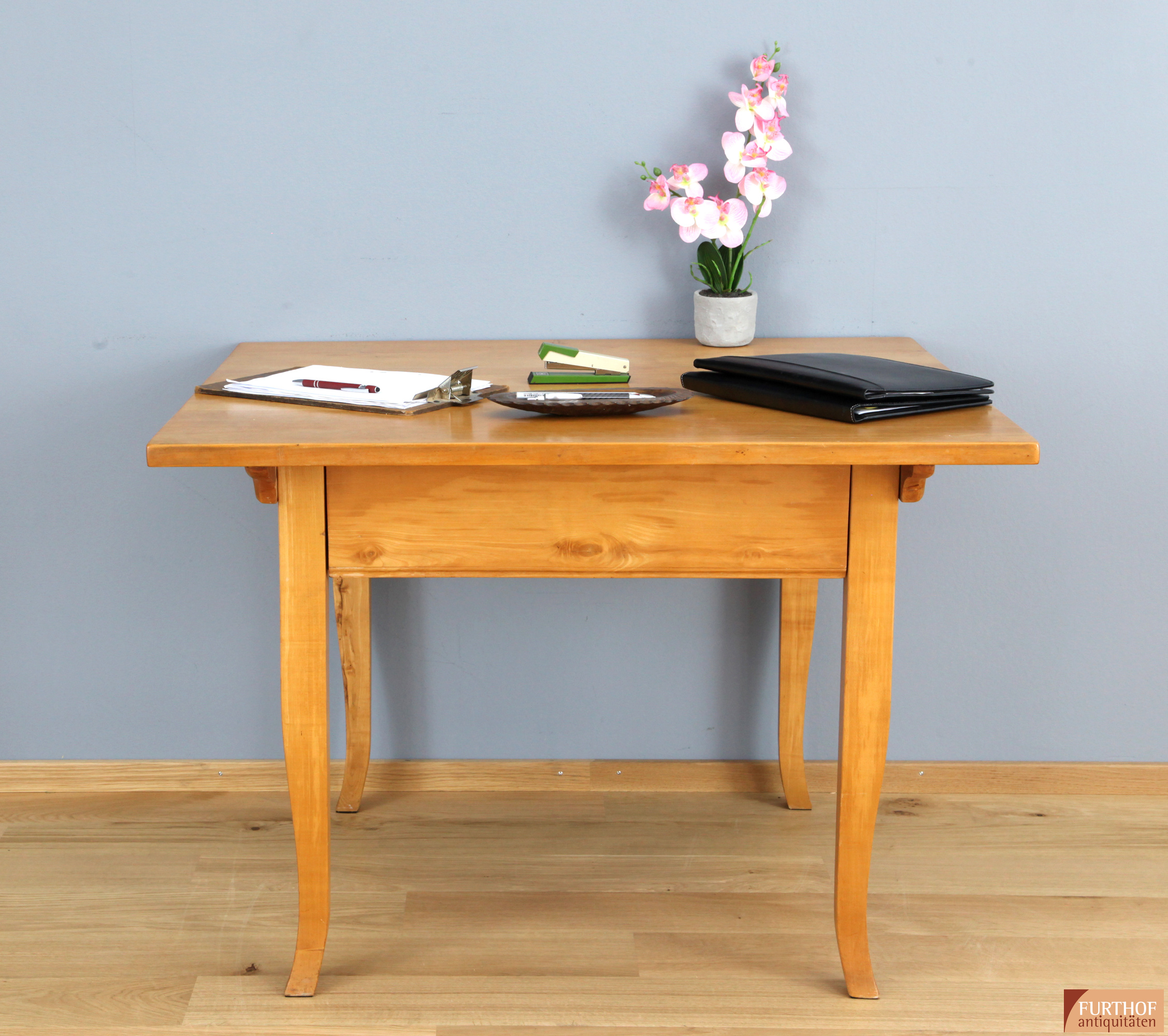 Tisch aus Ahorn mit Schublade 106x92cm