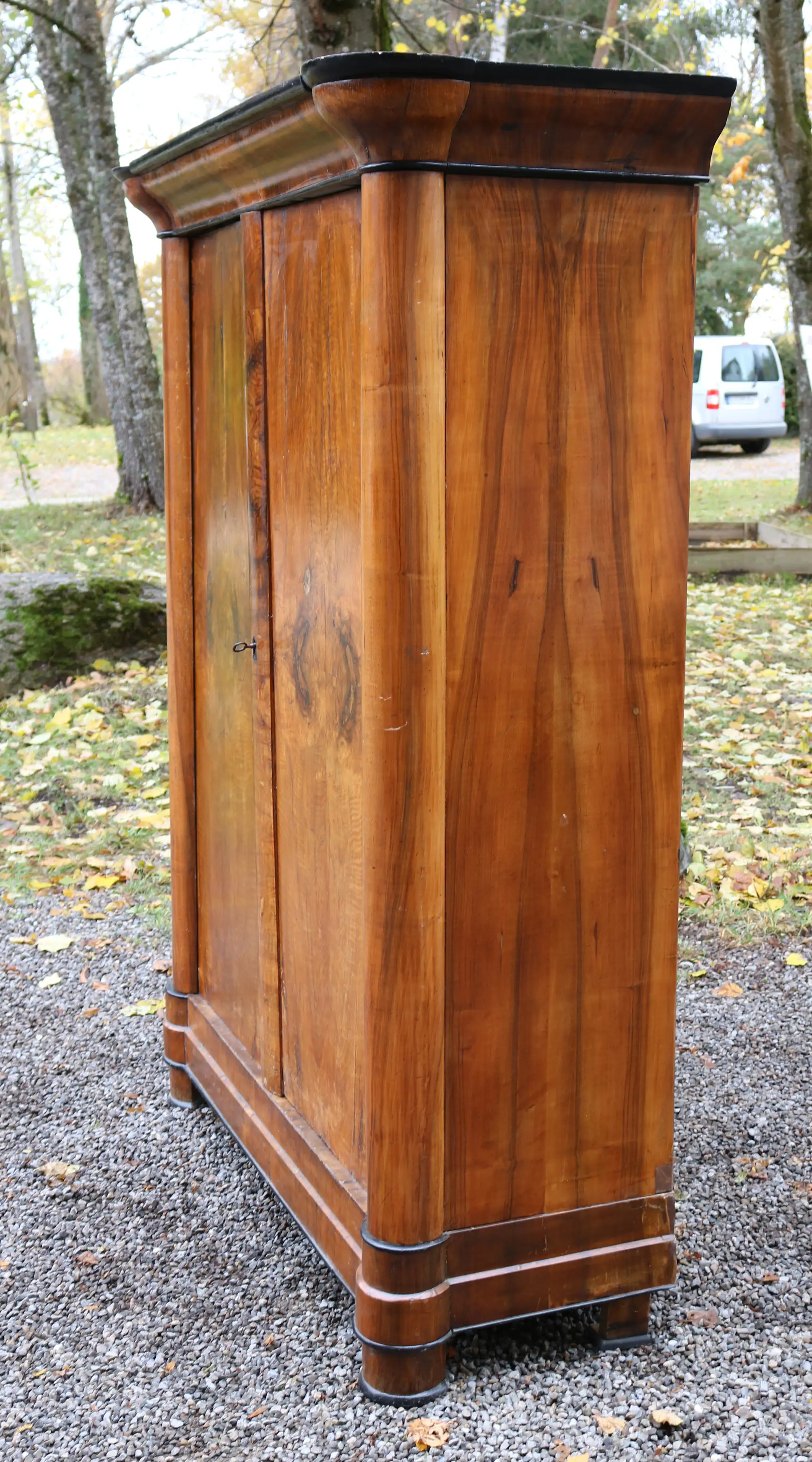 Biedermeierschrank aus Nussbaum von 1825, unrestauriert
