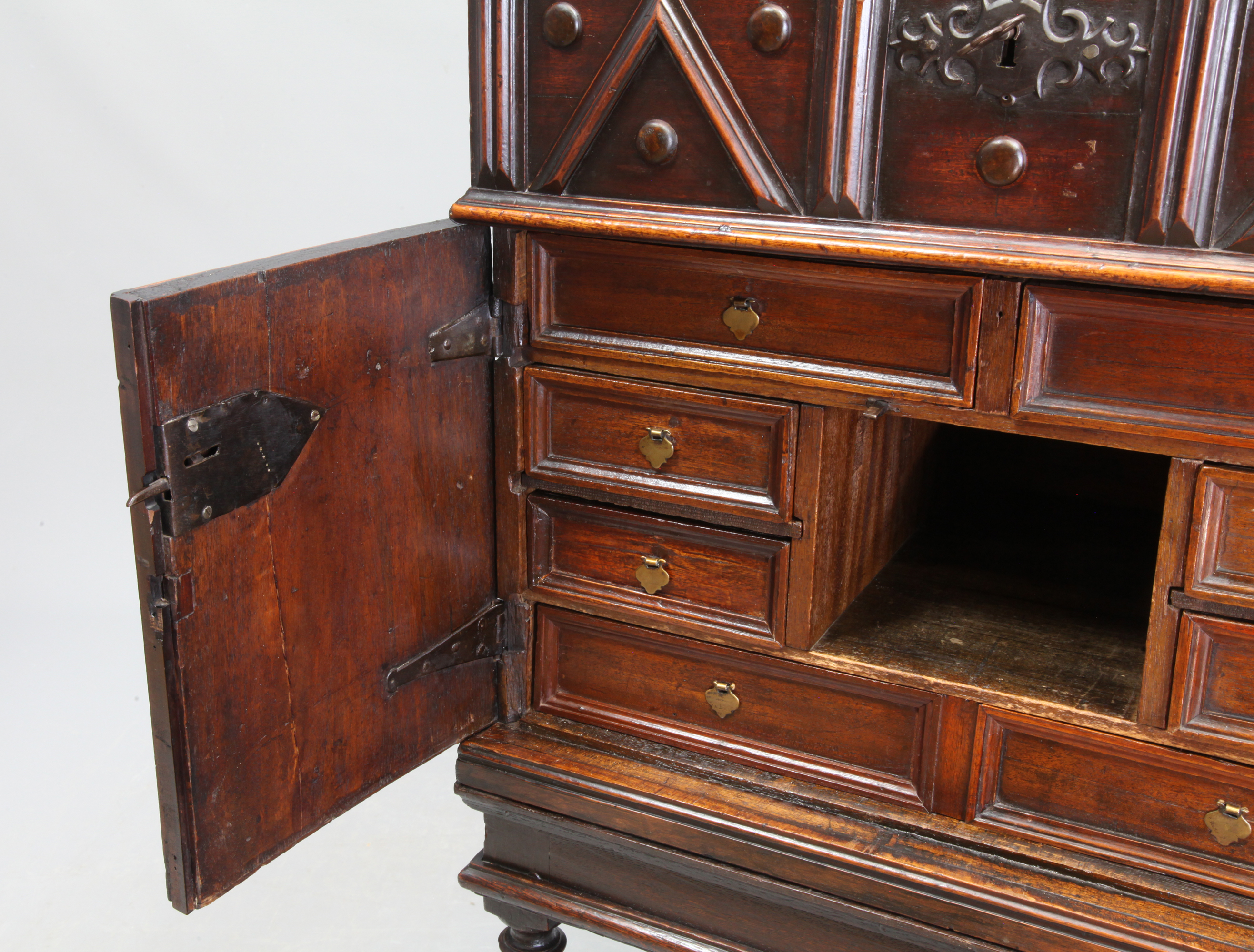 Zierliches Kabinettmöbel, sog. Vargueño aus Spanien, mit Geheimfächern, 2-teilig, von 1650