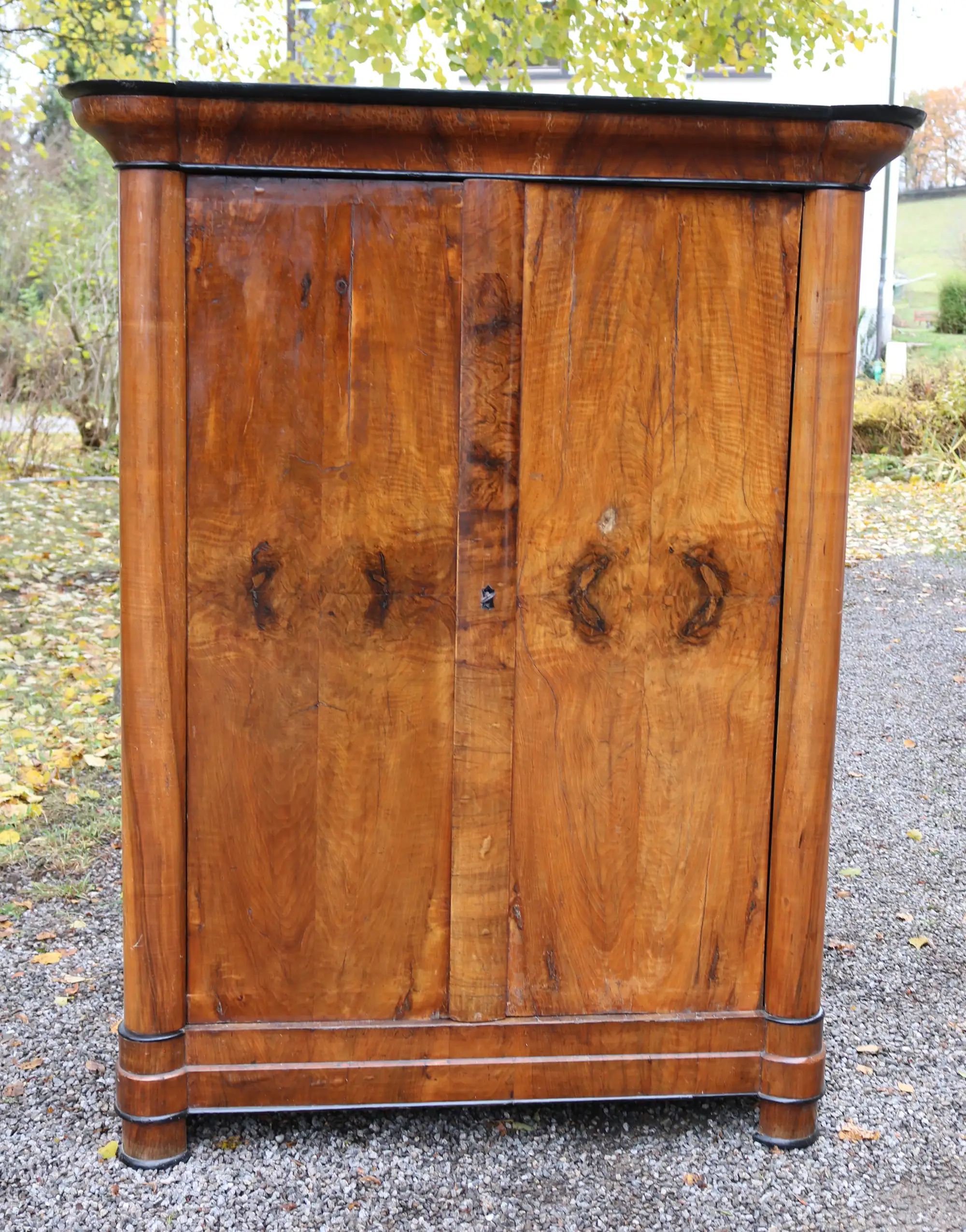 Biedermeierschrank aus Nussbaum von 1825, unrestauriert