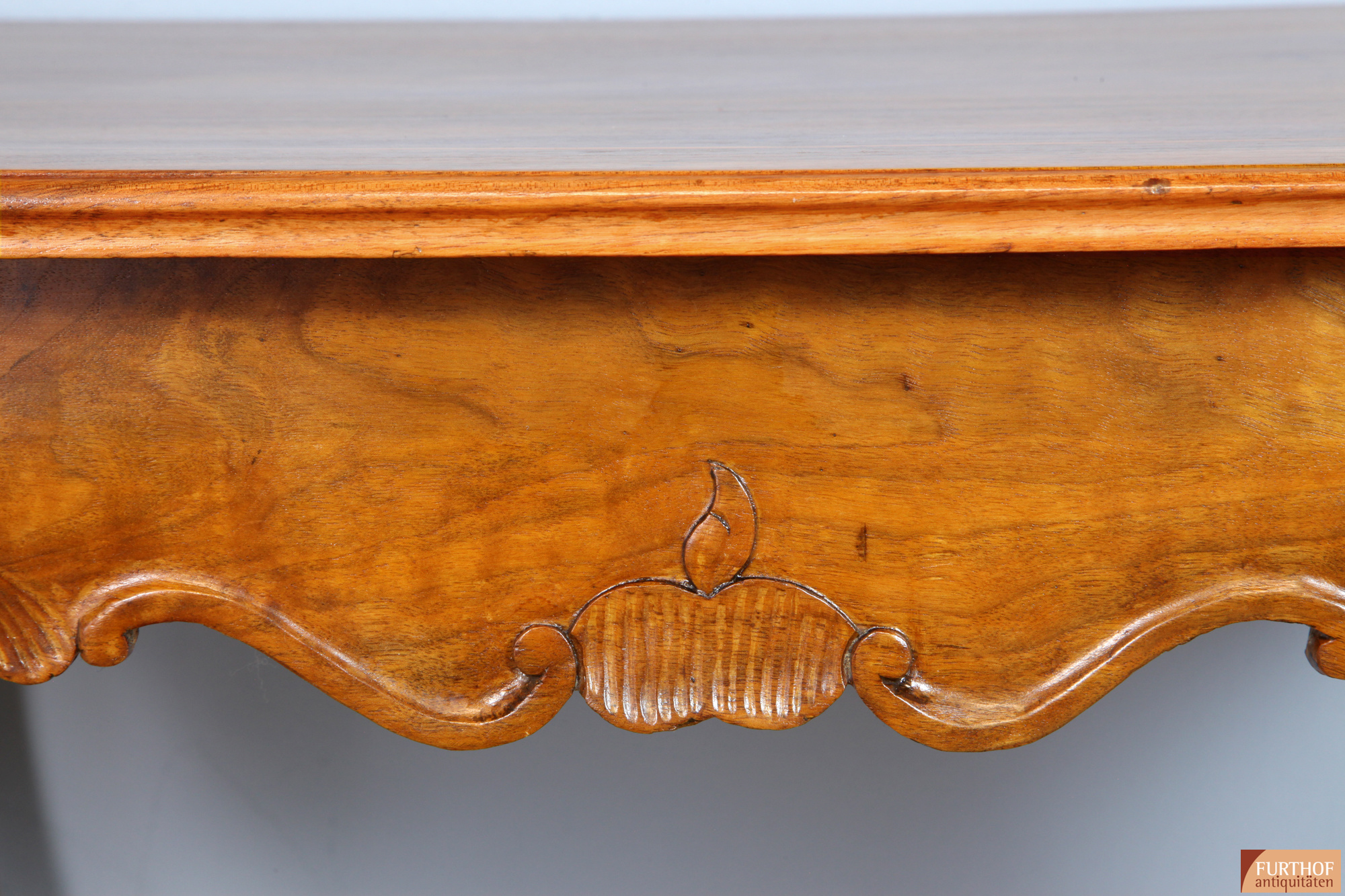 Barocktisch aus Nussbaum von 1750