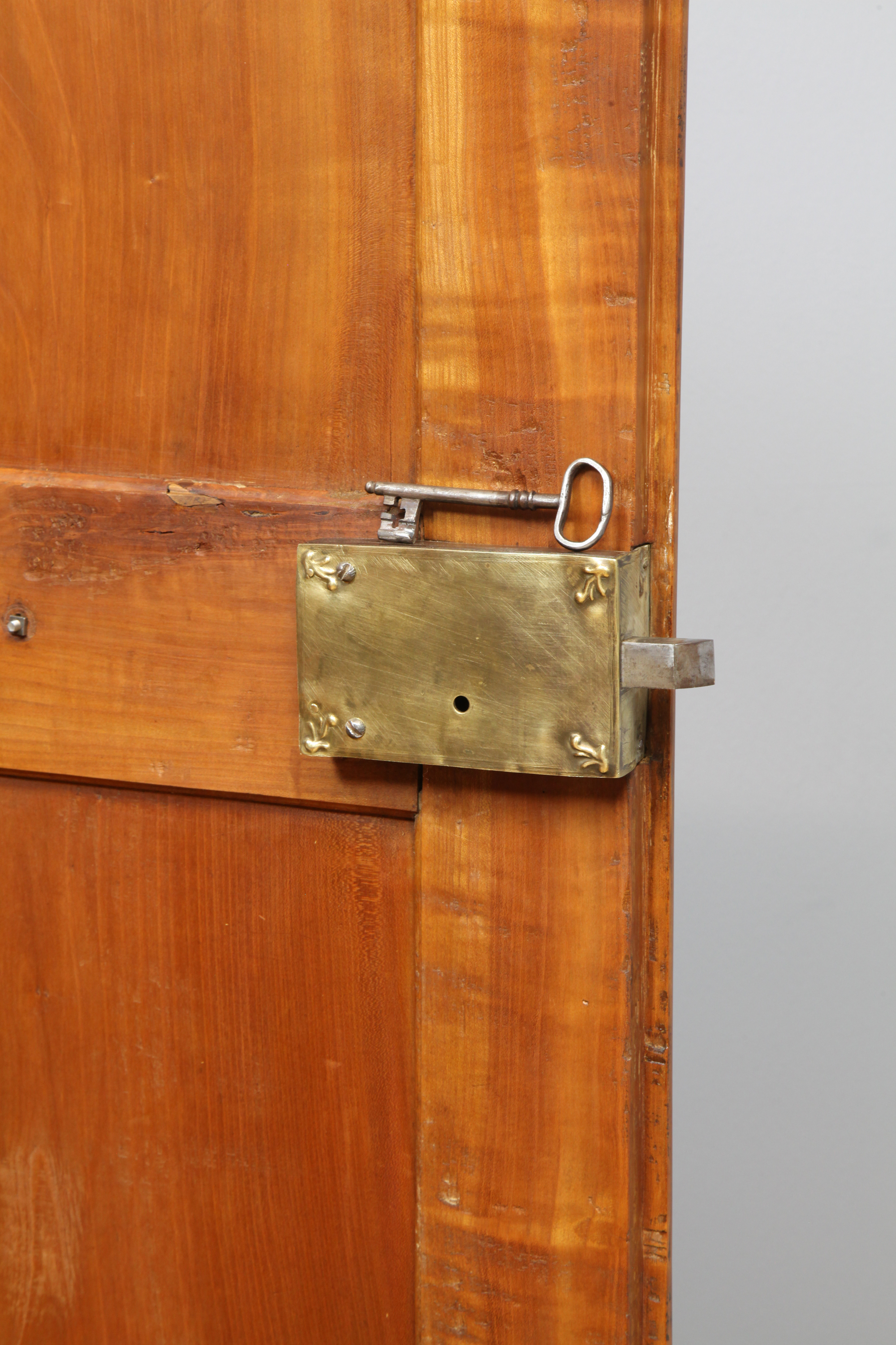 Bodenseeschrank aus Kirschbaum mit Intarsien, datiert 1816