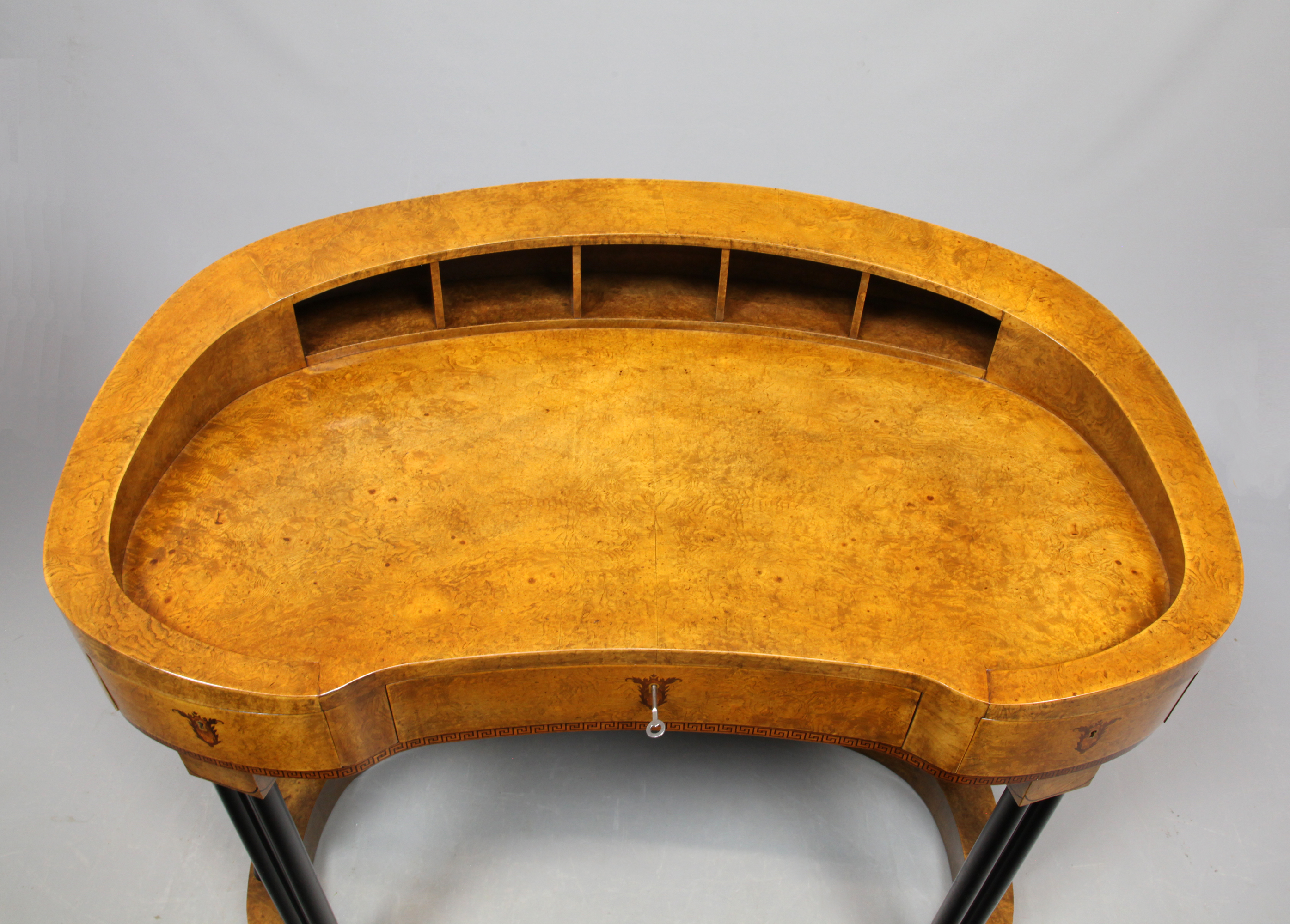Nierenförmiger Damenschreibtisch mit 22 ebonisierten Säulen, freistellbar, von ca. 1910
