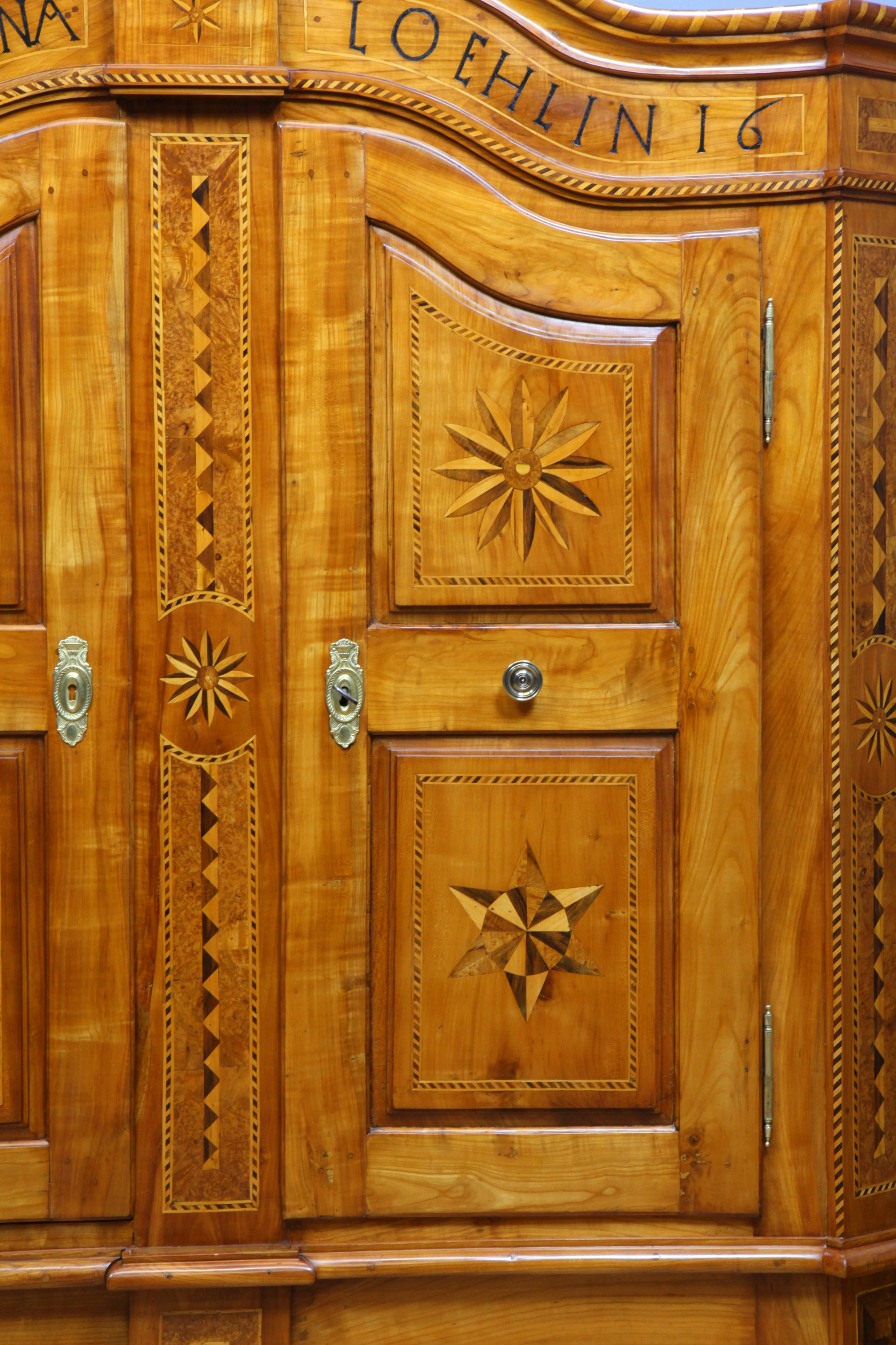 Bodenseeschrank aus Kirschbaum mit Intarsien, datiert 1816
