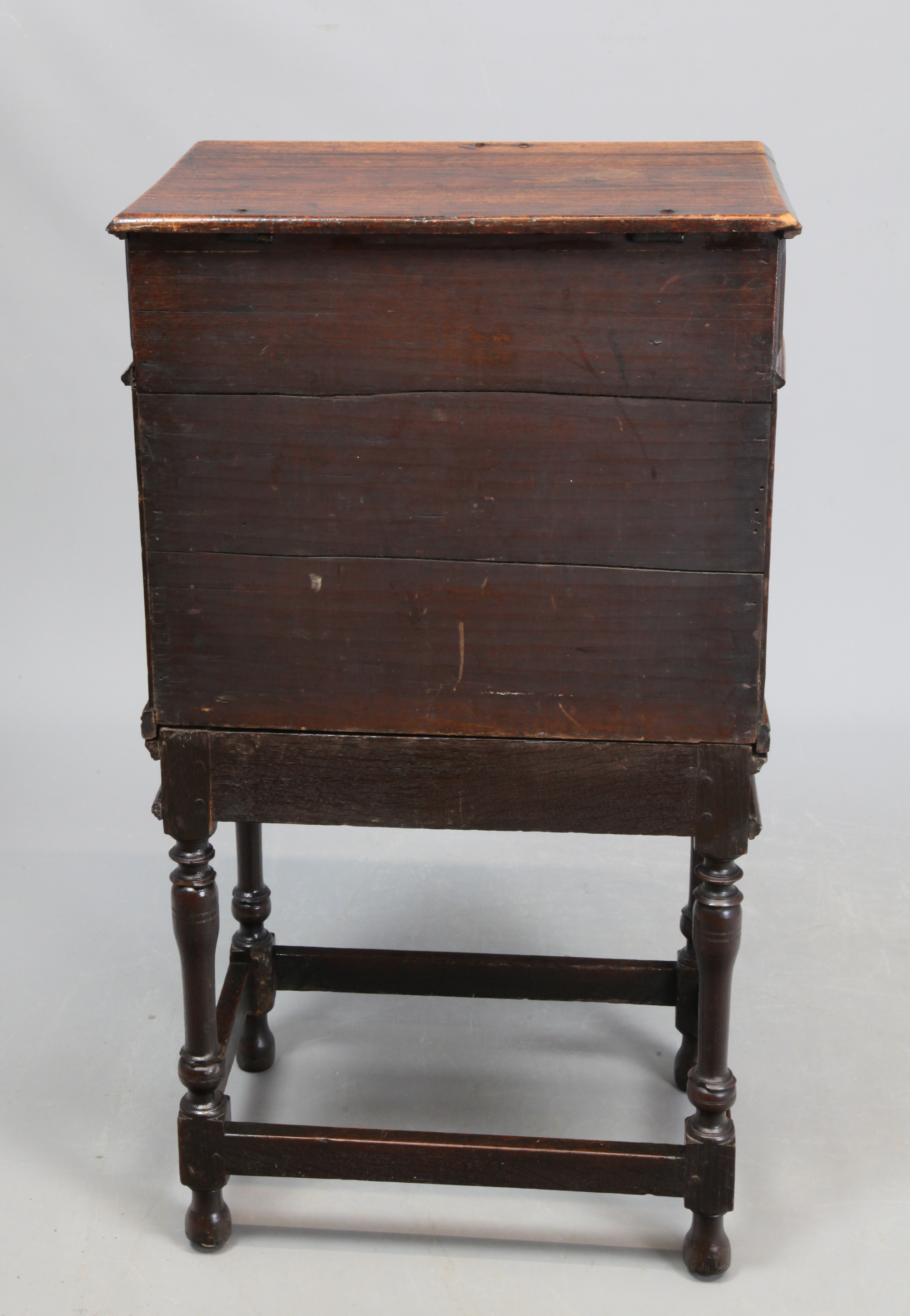 Zierliches Kabinettmöbel, sog. Vargueño aus Spanien, mit Geheimfächern, 2-teilig, von 1650