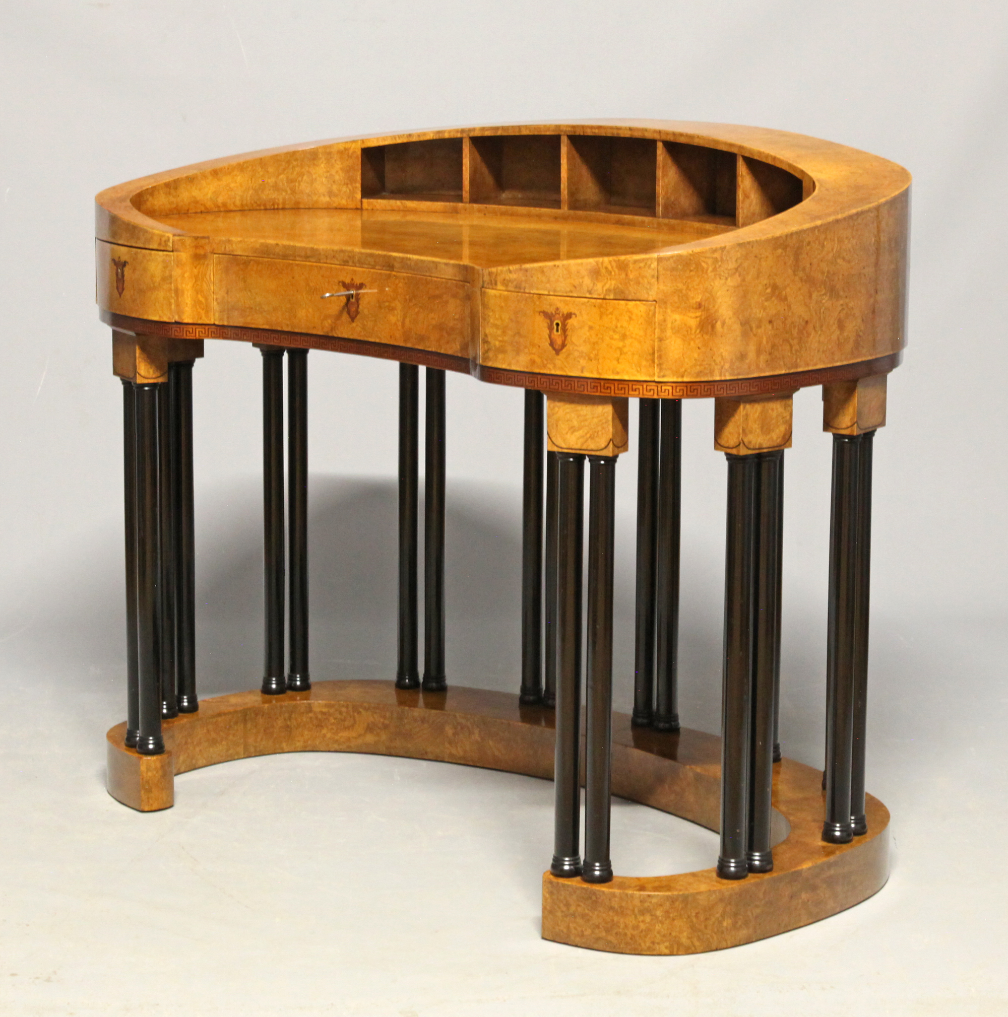Nierenförmiger Damenschreibtisch mit 22 ebonisierten Säulen, freistellbar, von ca. 1910