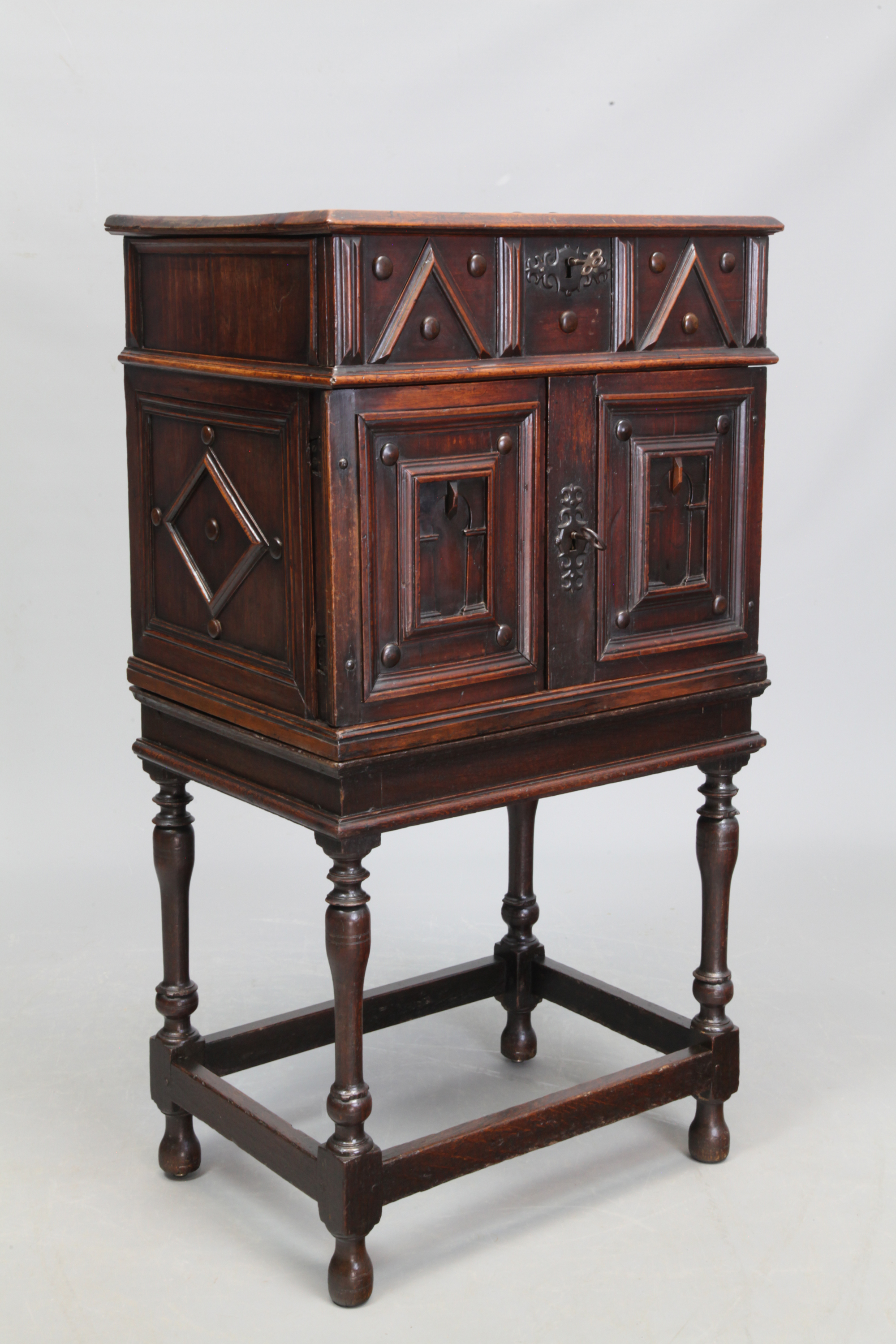 Zierliches Kabinettmöbel, sog. Vargueño aus Spanien, mit Geheimfächern, 2-teilig, von 1650