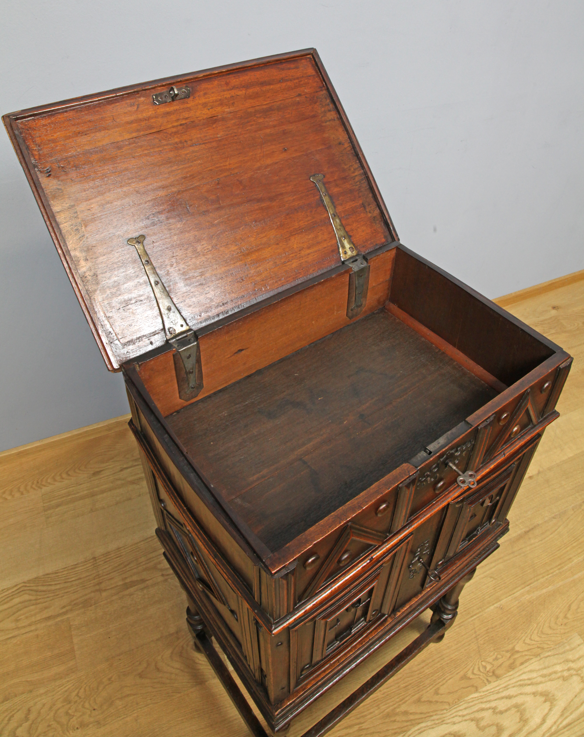 Zierliches Kabinettmöbel, sog. Vargueño aus Spanien, mit Geheimfächern, 2-teilig, von 1650