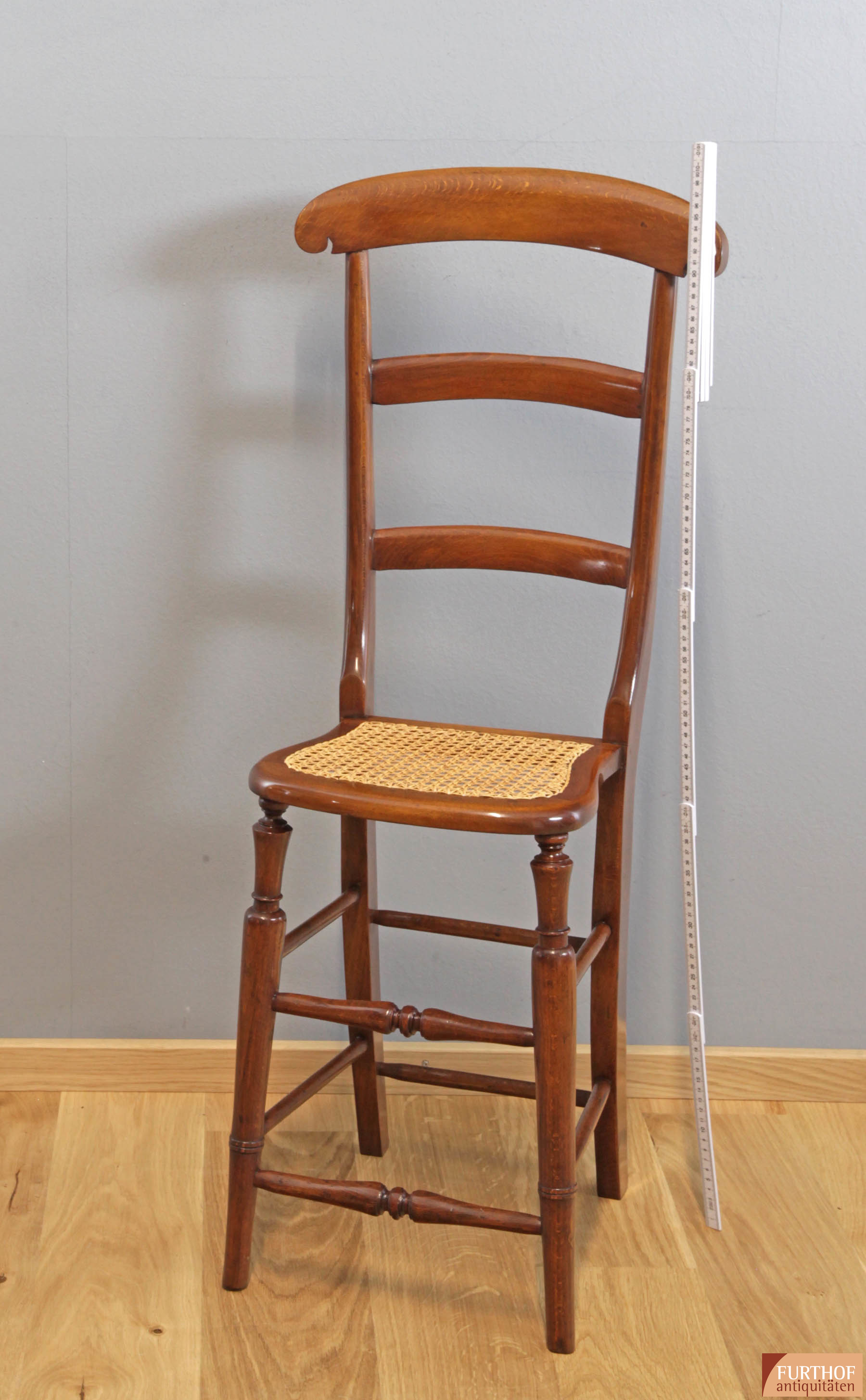 Ungewöhnlicher Stuhl mit hoher Lehne