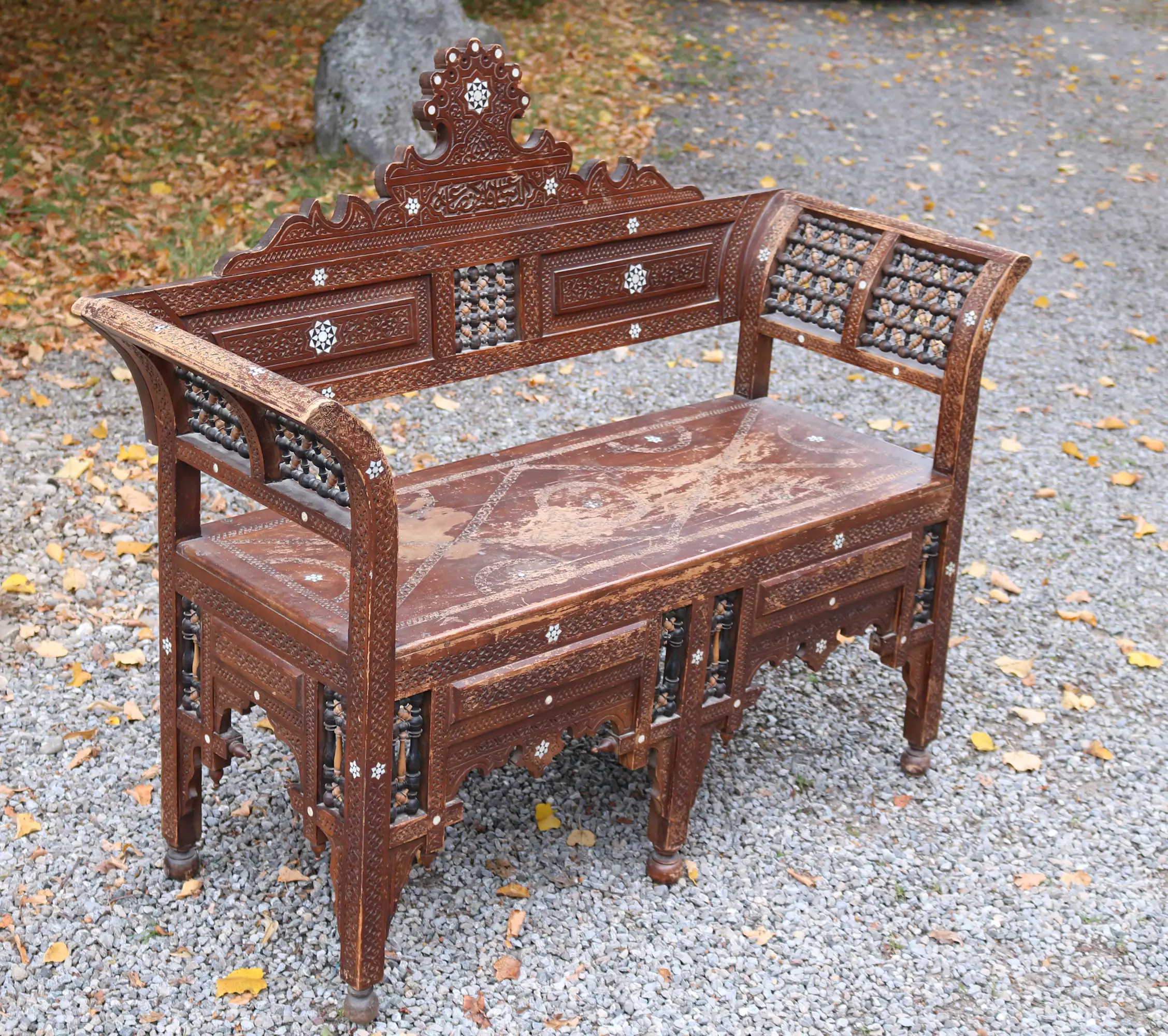 Orientalische Sitzbank mit Perlmutteinlagen