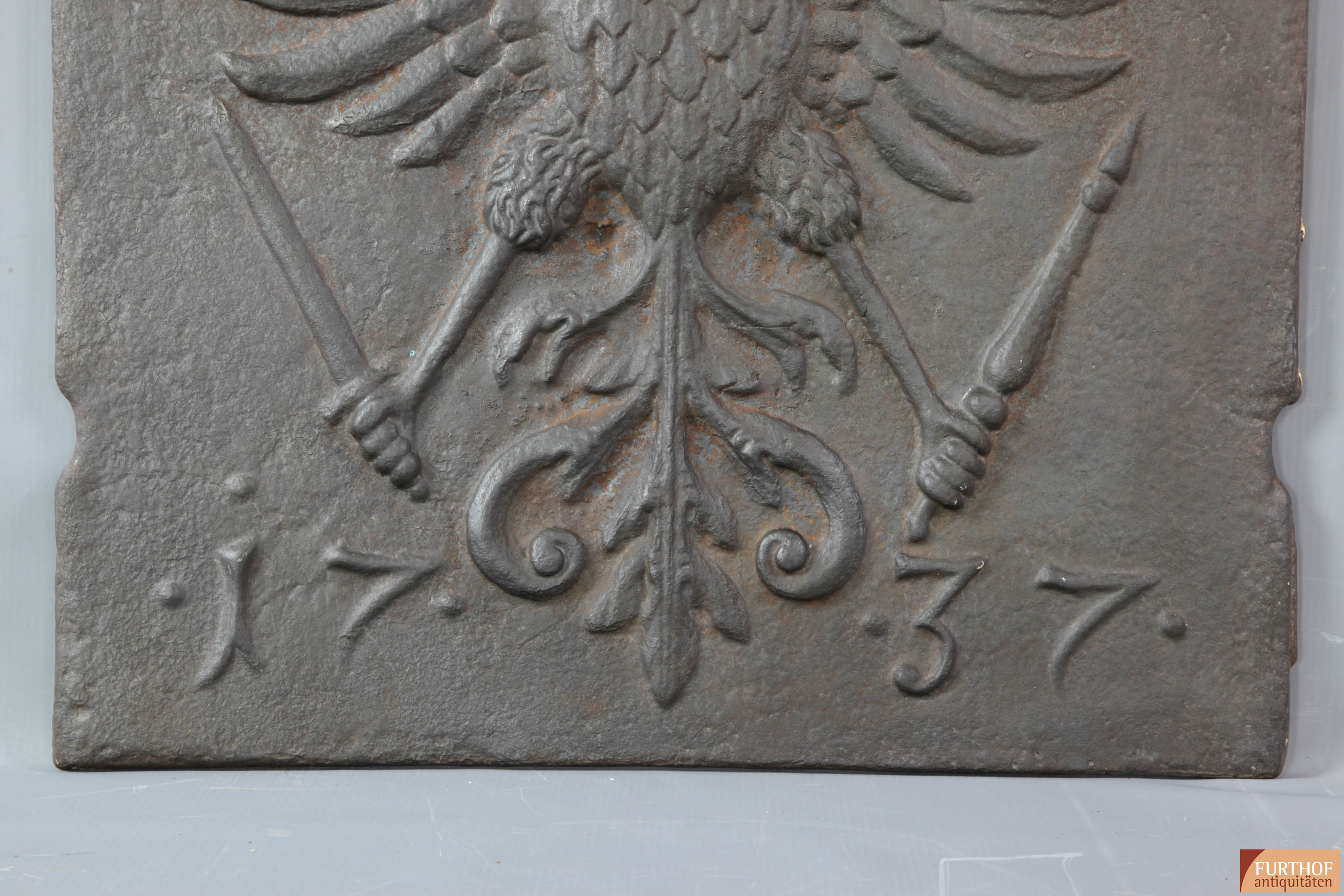 Barocke Ofenplatte mit kaiserlichem Doppeladler, datiert 1737