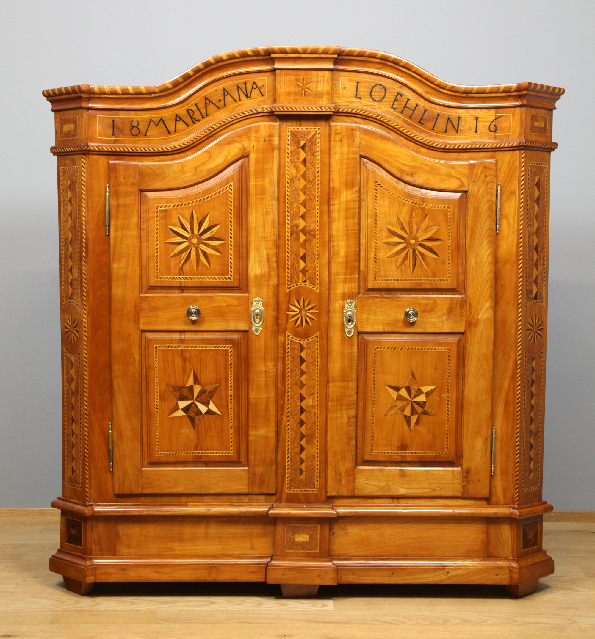 Bodenseeschrank aus Kirschbaum mit Intarsien, datiert 1816