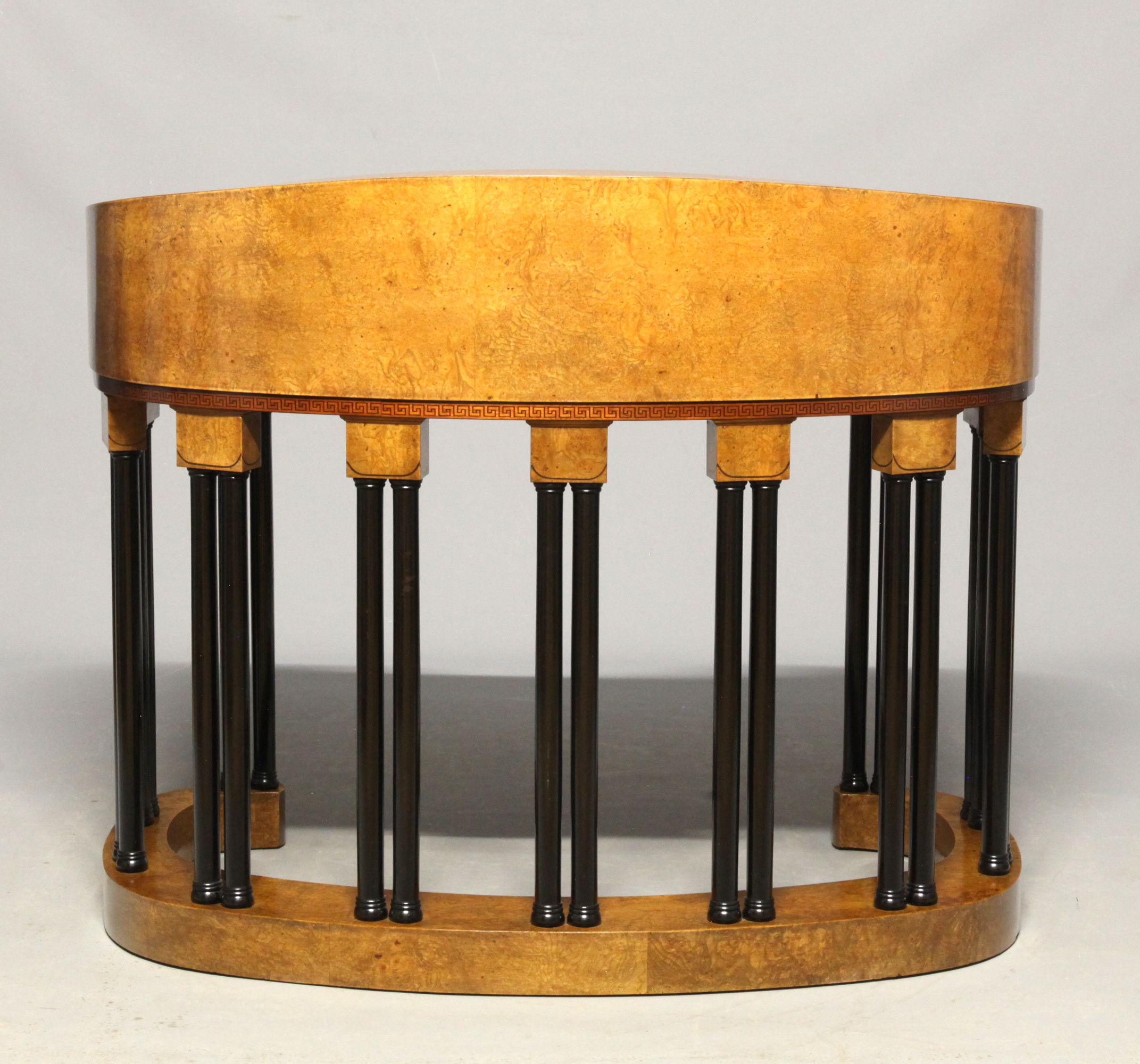 Nierenförmiger Damenschreibtisch mit 22 ebonisierten Säulen, freistellbar, von ca. 1910