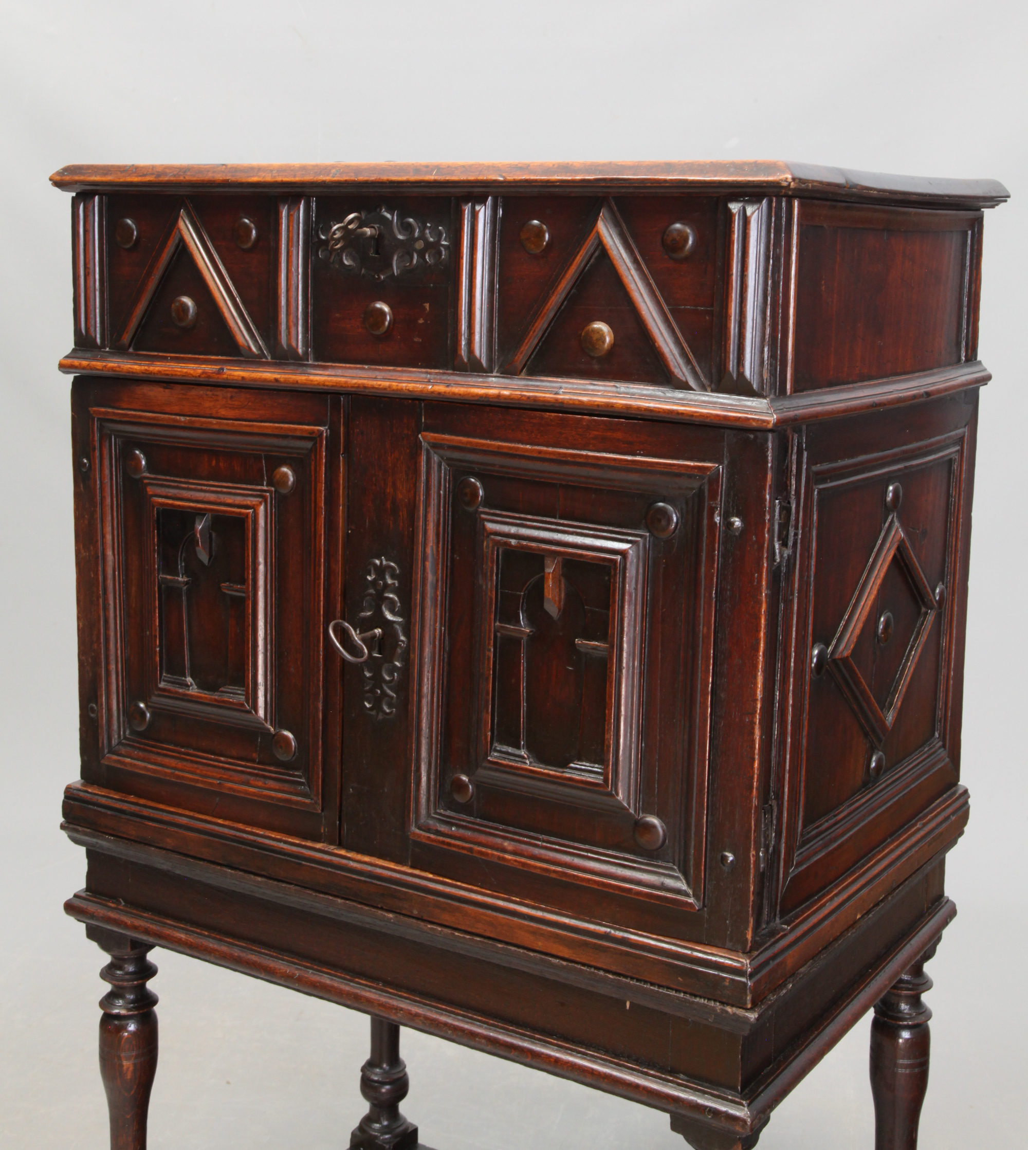 Zierliches Kabinettmöbel, sog. Vargueño aus Spanien, mit Geheimfächern, 2-teilig, von 1650