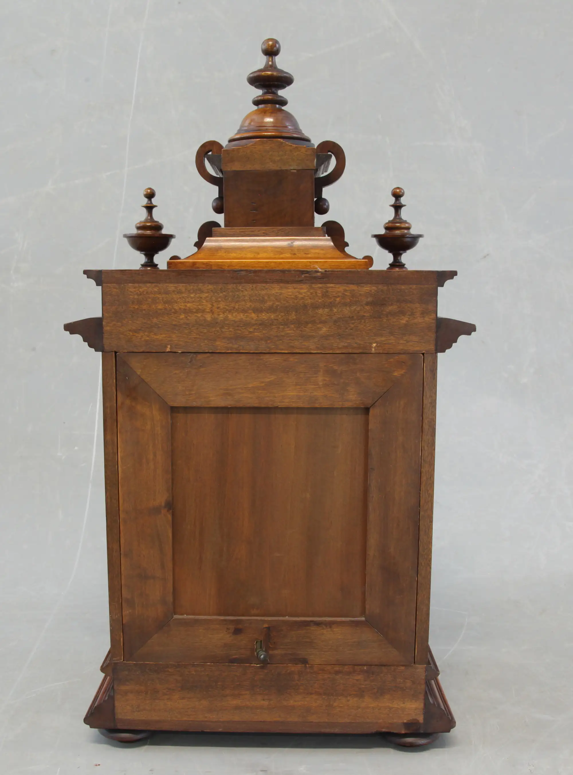 Gründerzeit Tischuhr aus Nussbaum von 1890