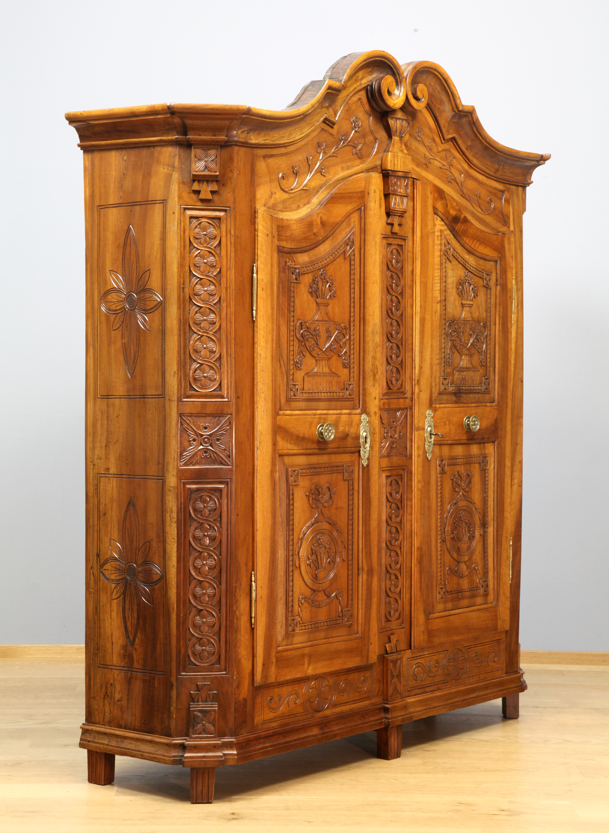 Bodenseeschrank aus Nussbaum, "Salemer Schrank", datiert 1815