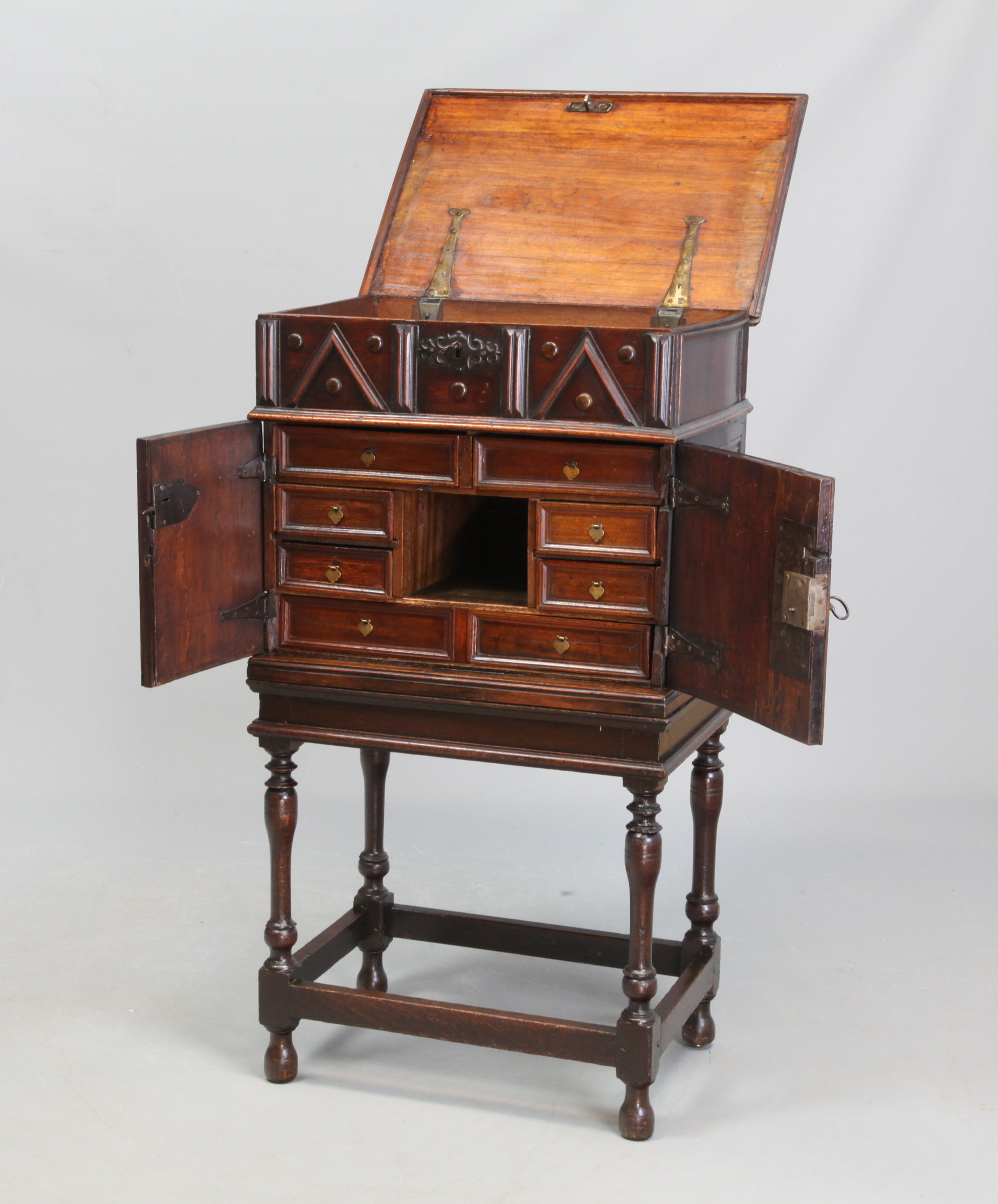 Zierliches Kabinettmöbel, sog. Vargueño aus Spanien, mit Geheimfächern, 2-teilig, von 1650