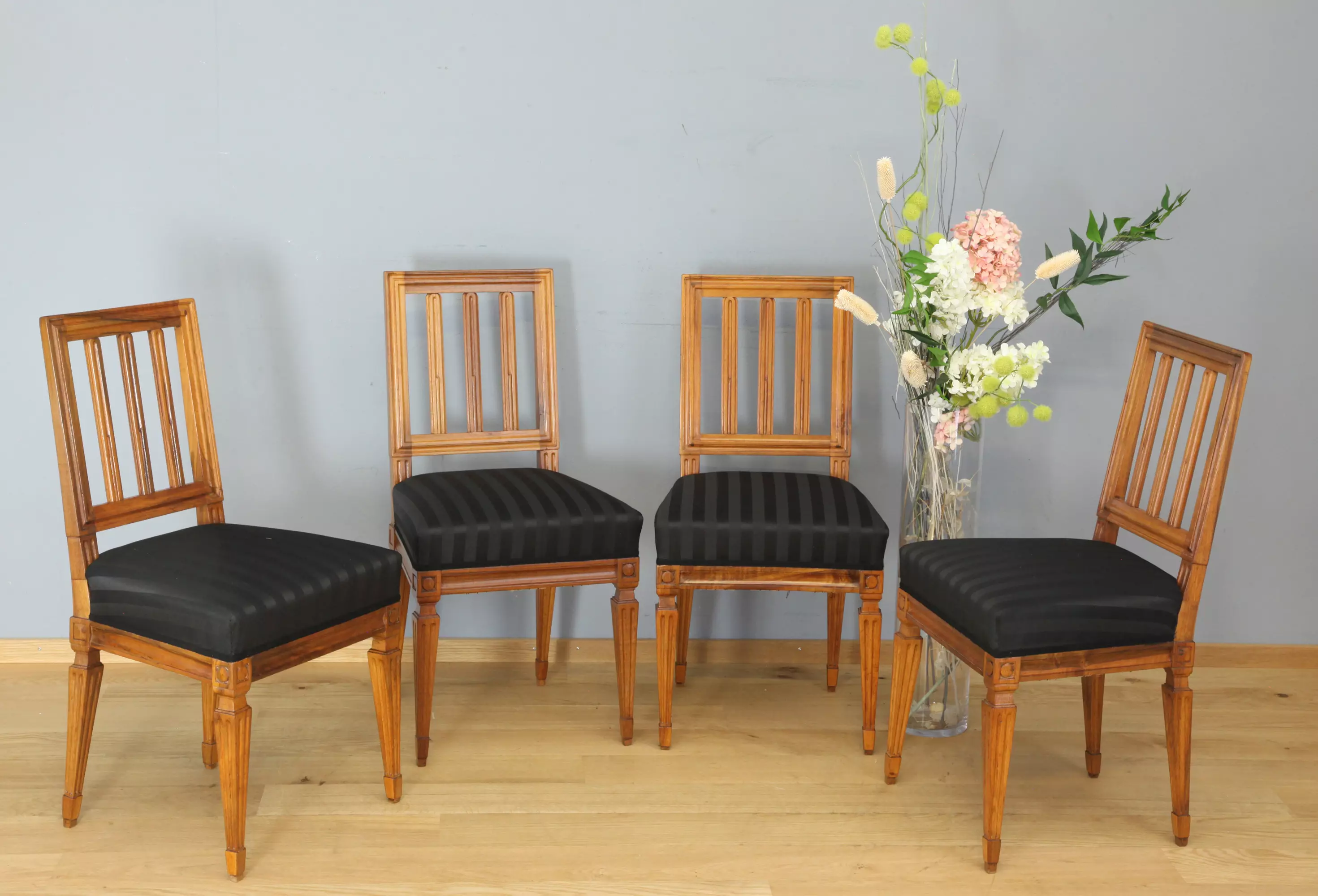 Vier Louis Seize Stühle aus Nussbaum