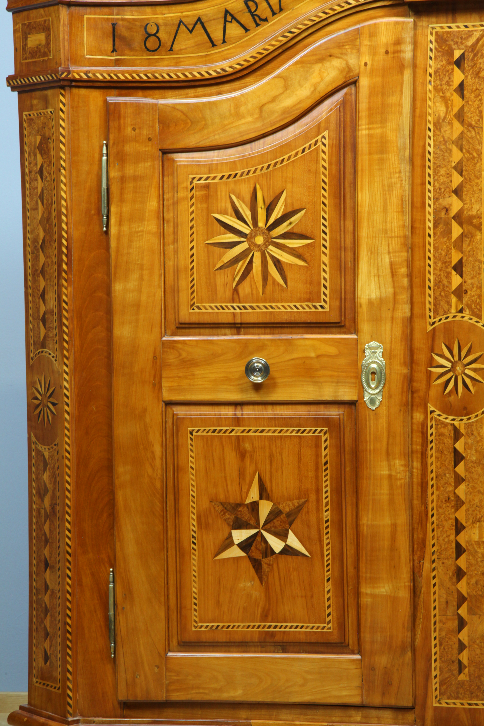 Bodenseeschrank aus Kirschbaum mit Intarsien, datiert 1816