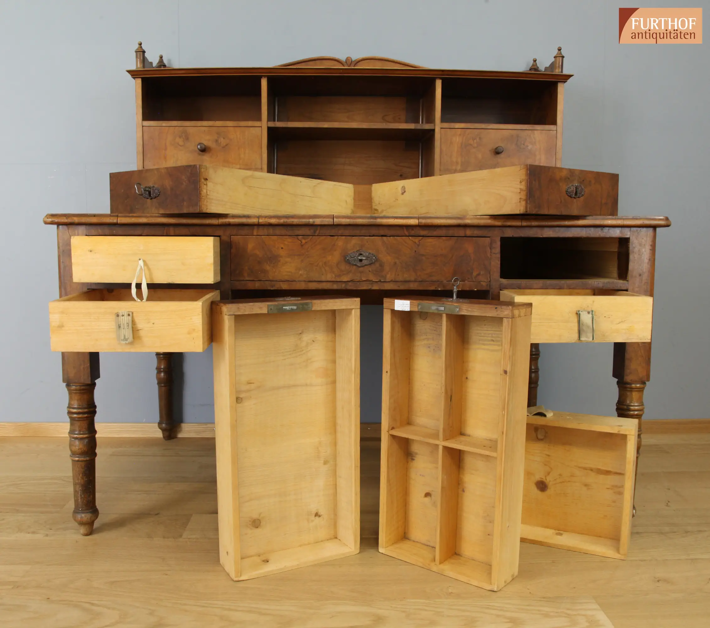 Prachtvoller Schreibtisch mit fünf Geheimfächern aus ehem. Schlossbesitz