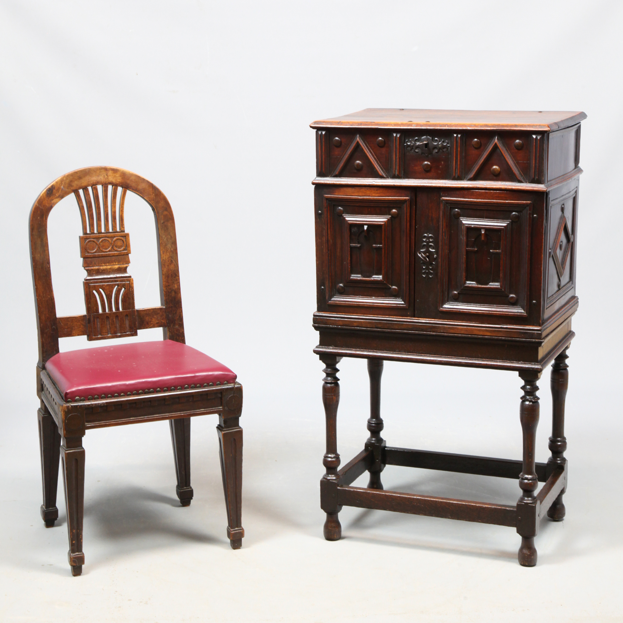 Zierliches Kabinettmöbel, sog. Vargueño aus Spanien, mit Geheimfächern, 2-teilig, von 1650