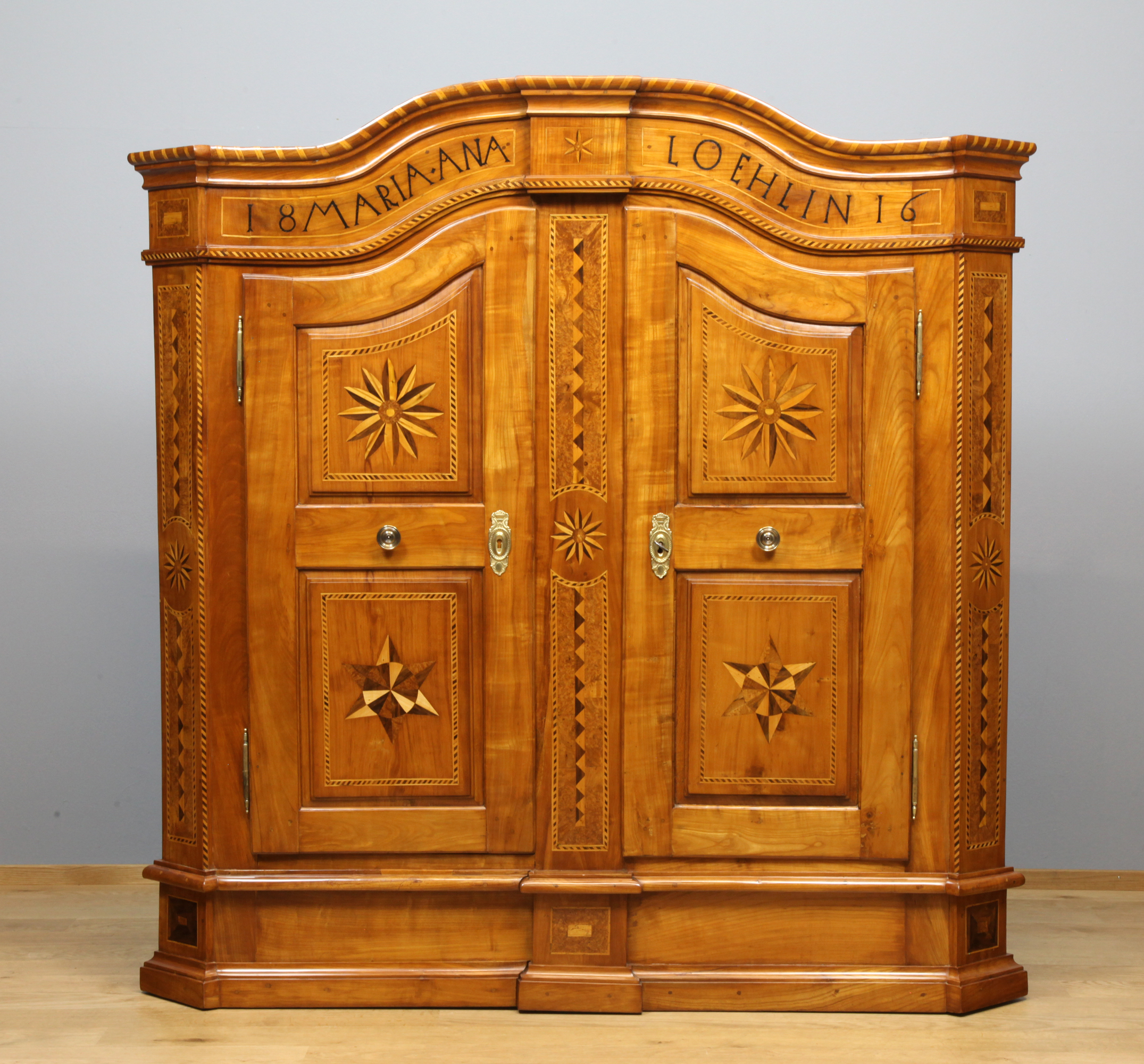 Bodenseeschrank aus Kirschbaum mit Intarsien, datiert 1816
