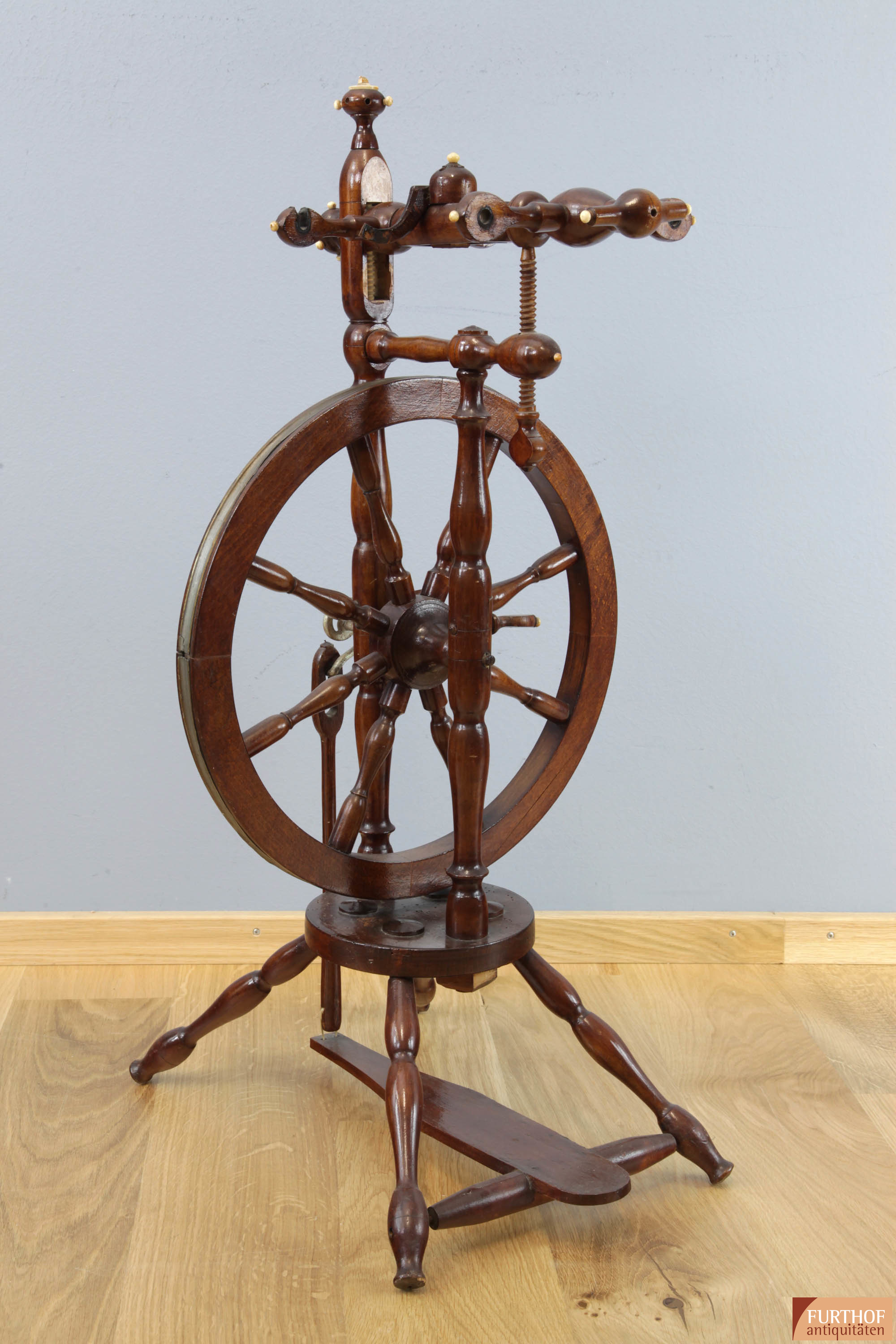 Antikes Spinnrad mit Verzierungen aus Messing und Bein