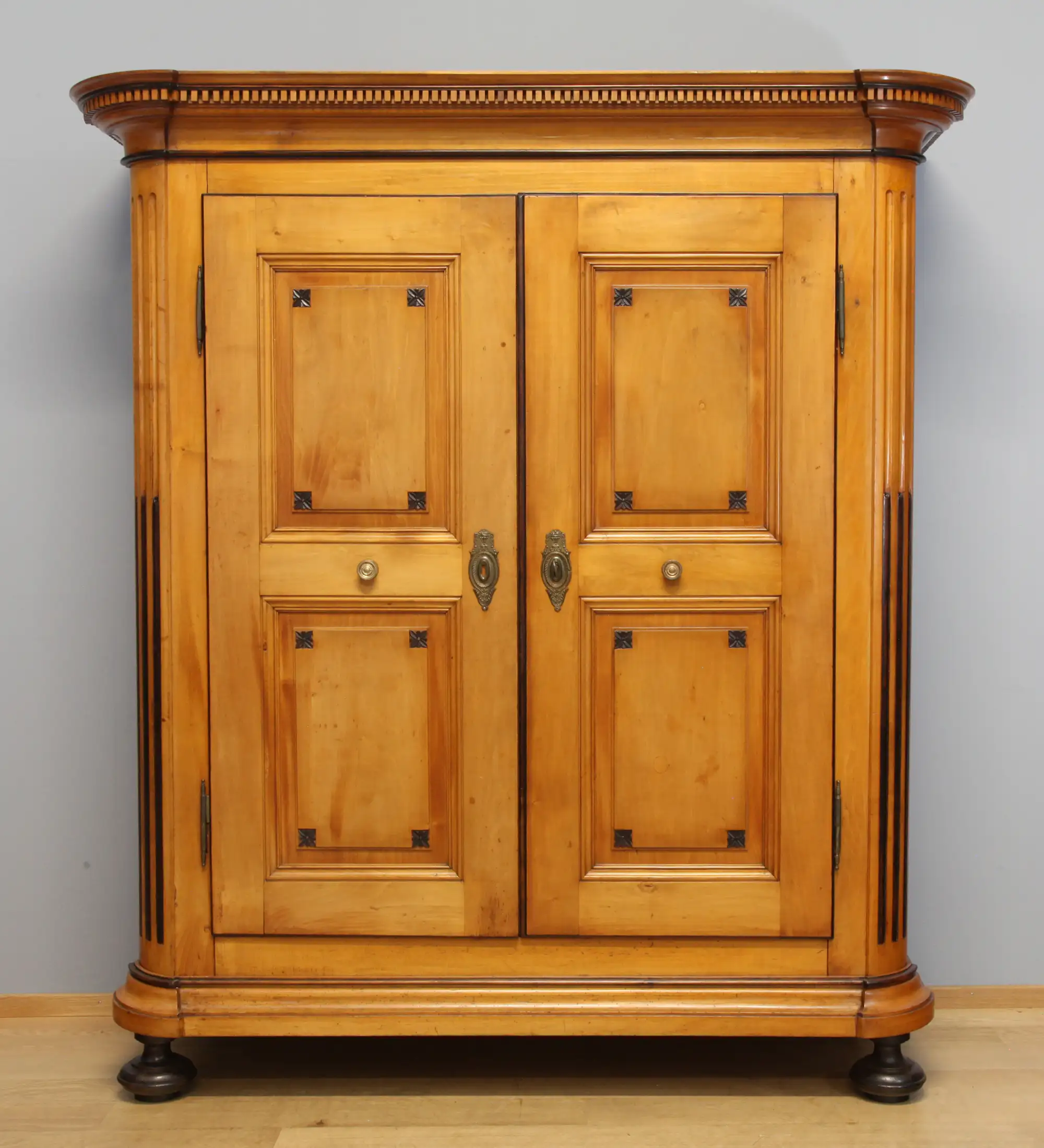 Louis Seize Schrank aus Ahorn von 1800