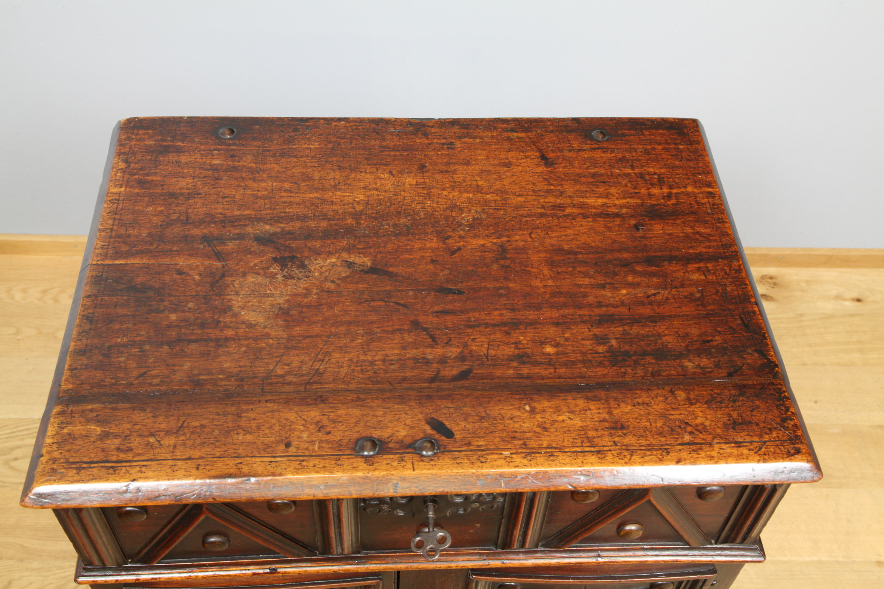 Zierliches Kabinettmöbel, sog. Vargueño aus Spanien, mit Geheimfächern, 2-teilig, von 1650