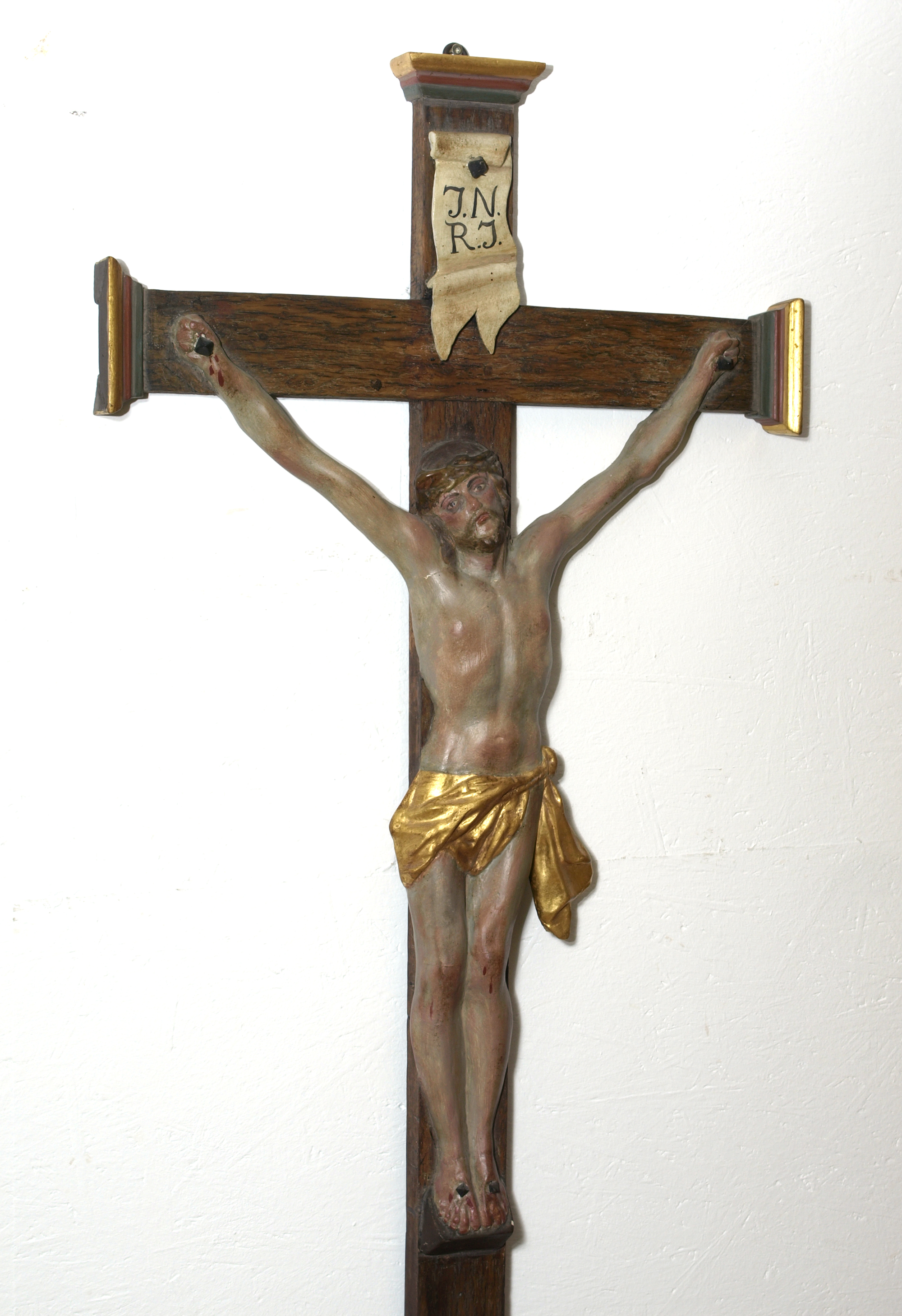 Gefasster Kruzifix mit Putto