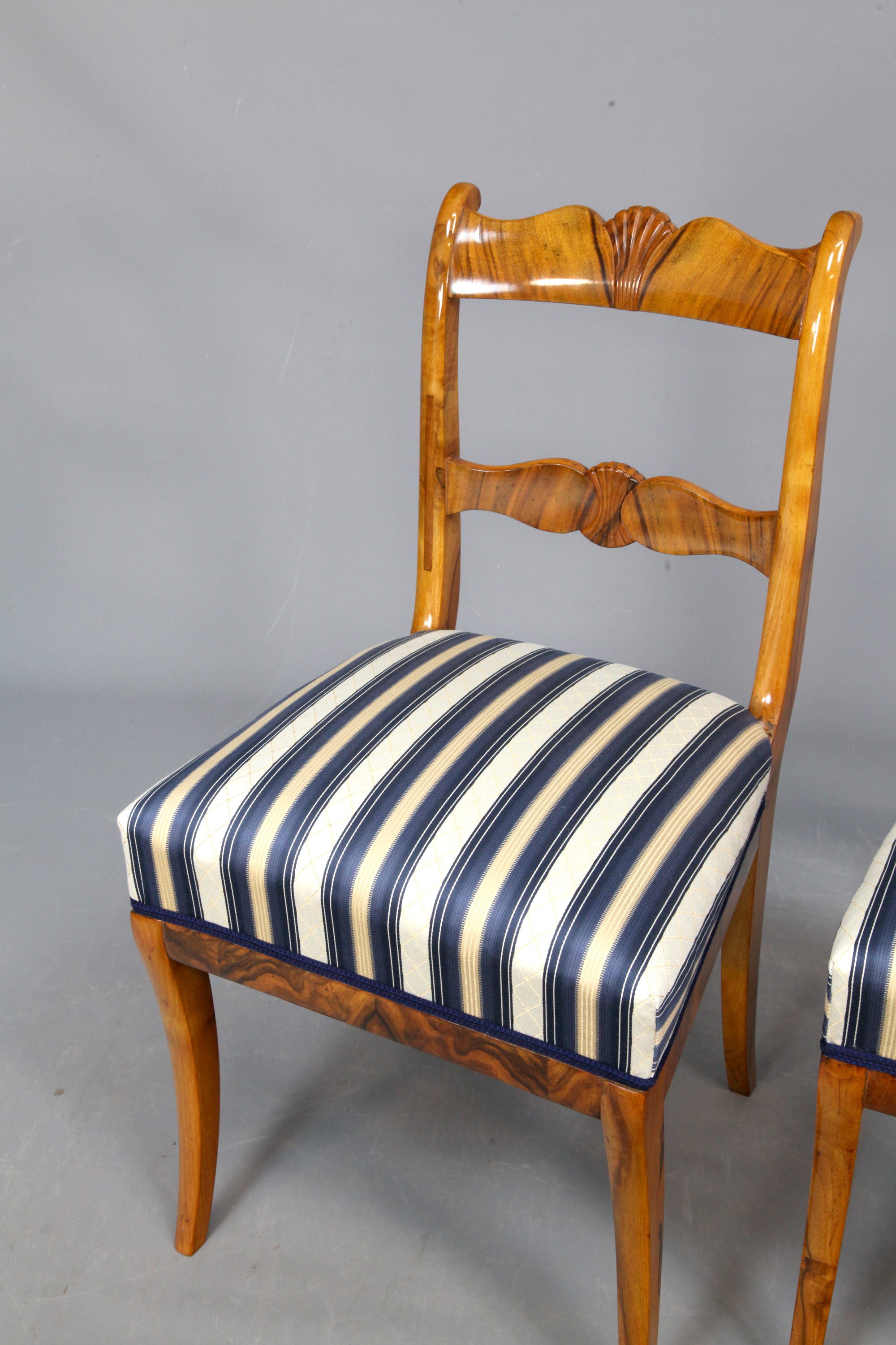 Restauriertes Stuhlpaar aus Nussbaum, mit gepolsterter Sitzfläche, Spätbiedermeier um 1835