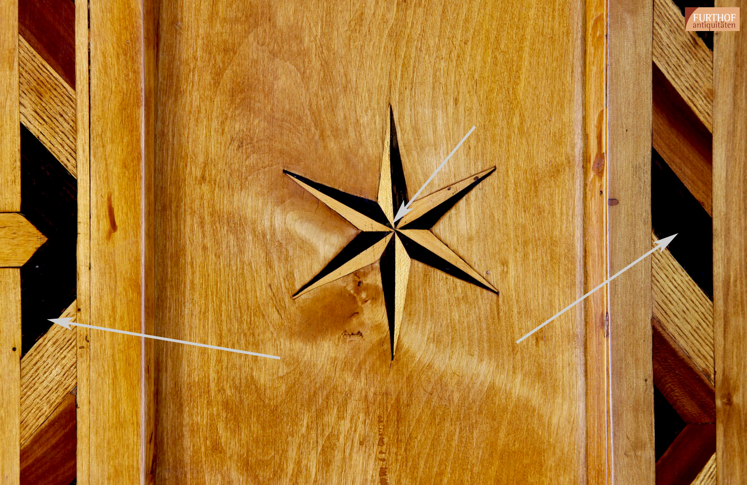 Detailfoto: Intarsierter Stern und intarsierte Bänder