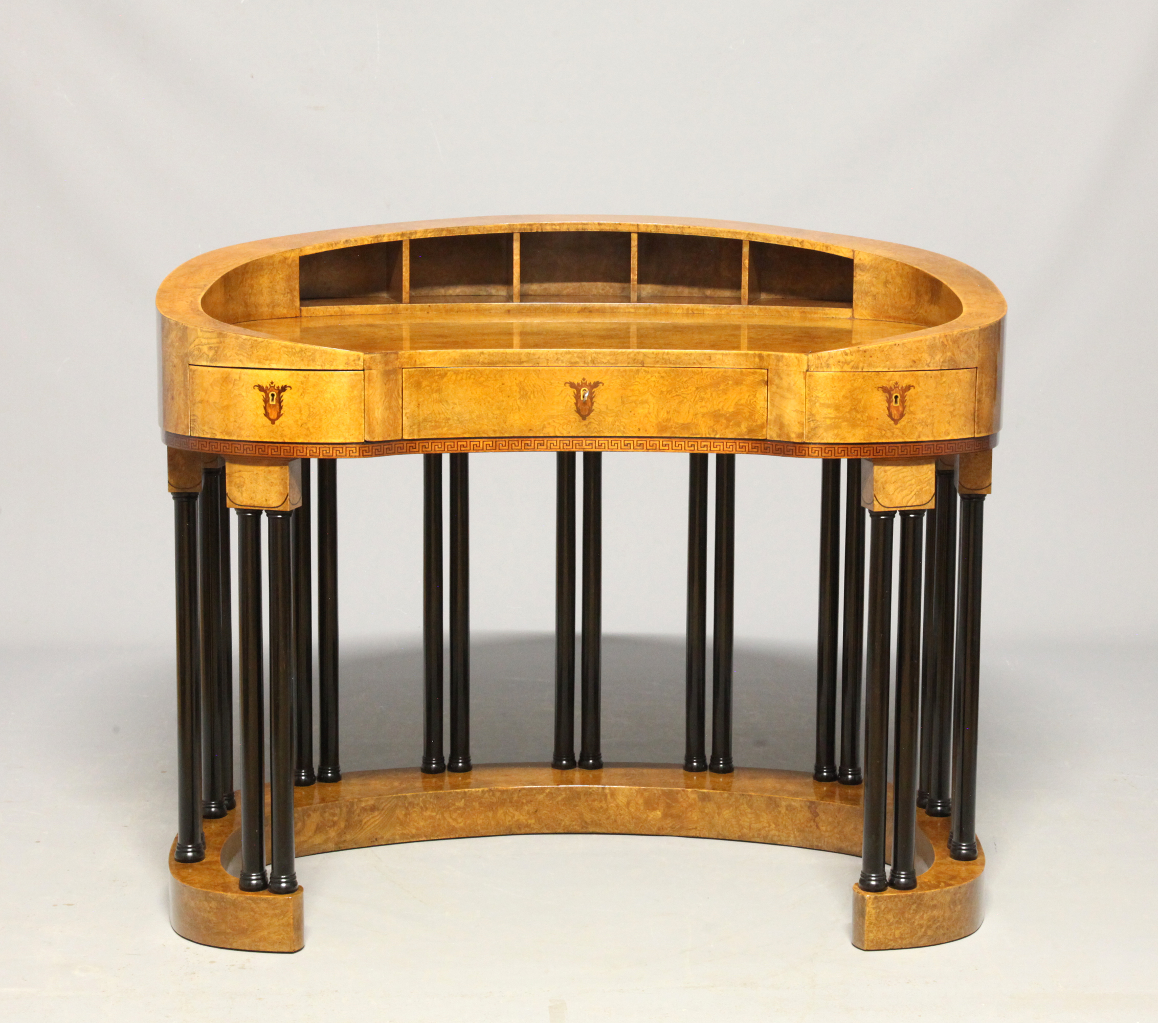 Nierenförmiger Damenschreibtisch mit 22 ebonisierten Säulen, freistellbar, von ca. 1910