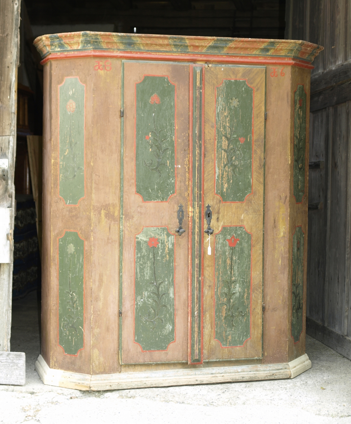 Antiker Schrank unrestauriert