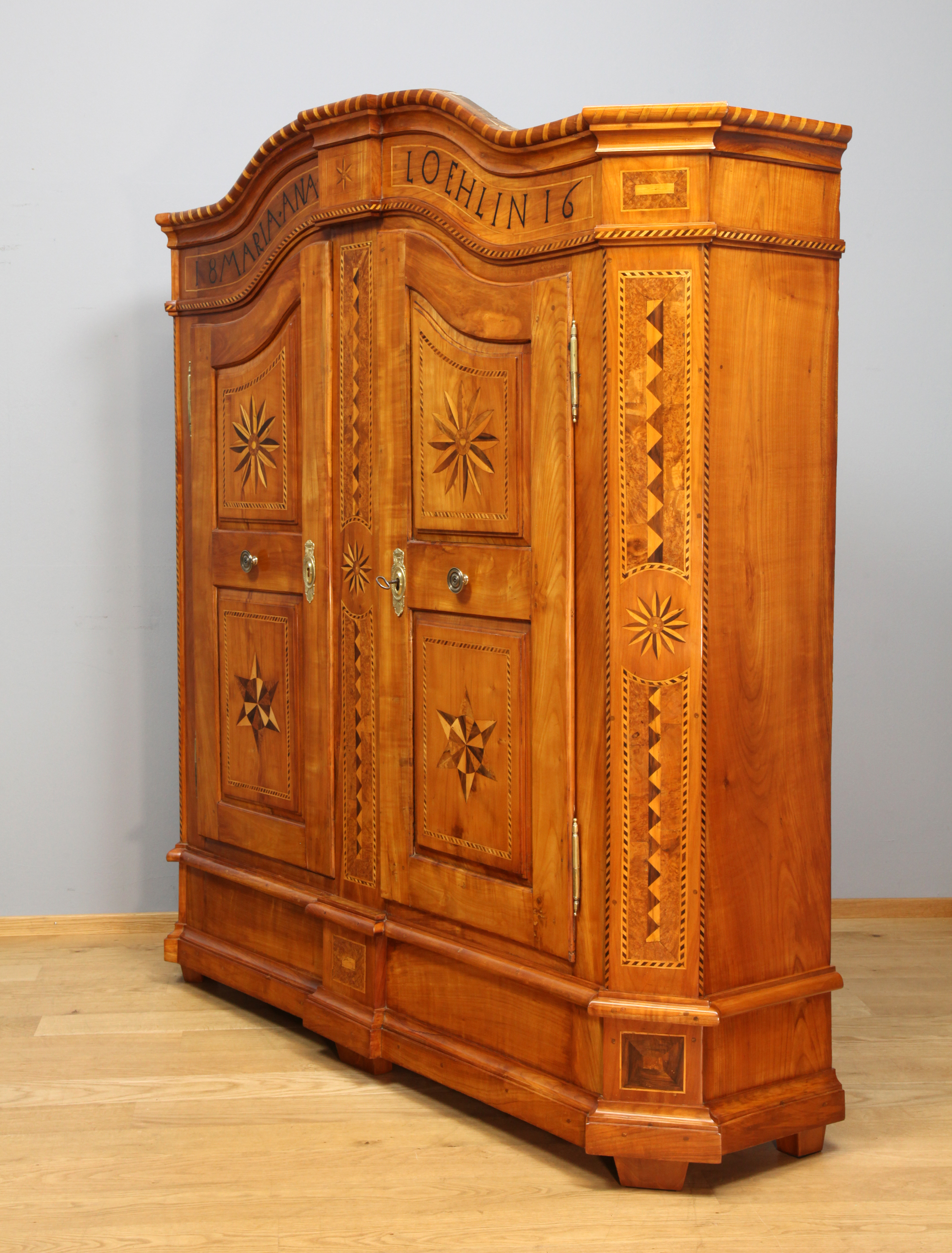 Bodenseeschrank aus Kirschbaum mit Intarsien, datiert 1816
