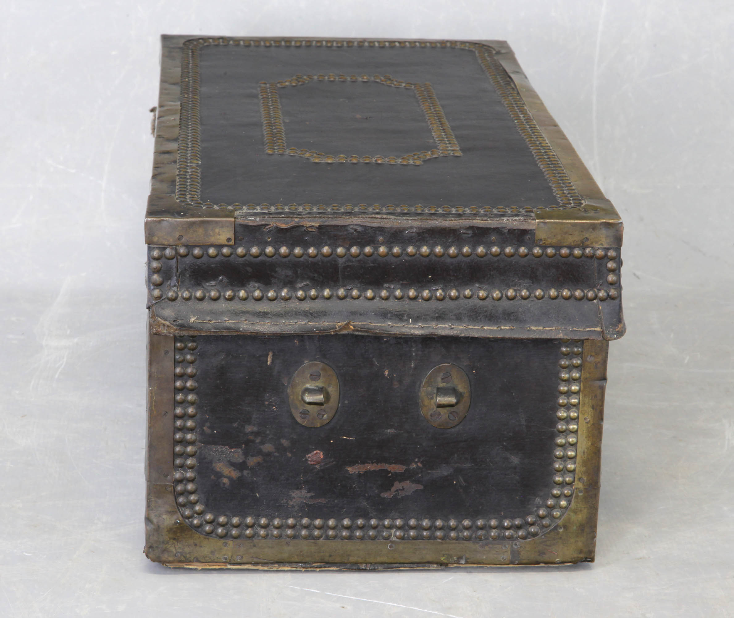 Antiker Koffer aus Holz mit Leder bezogen und Messingbeschlagwerk